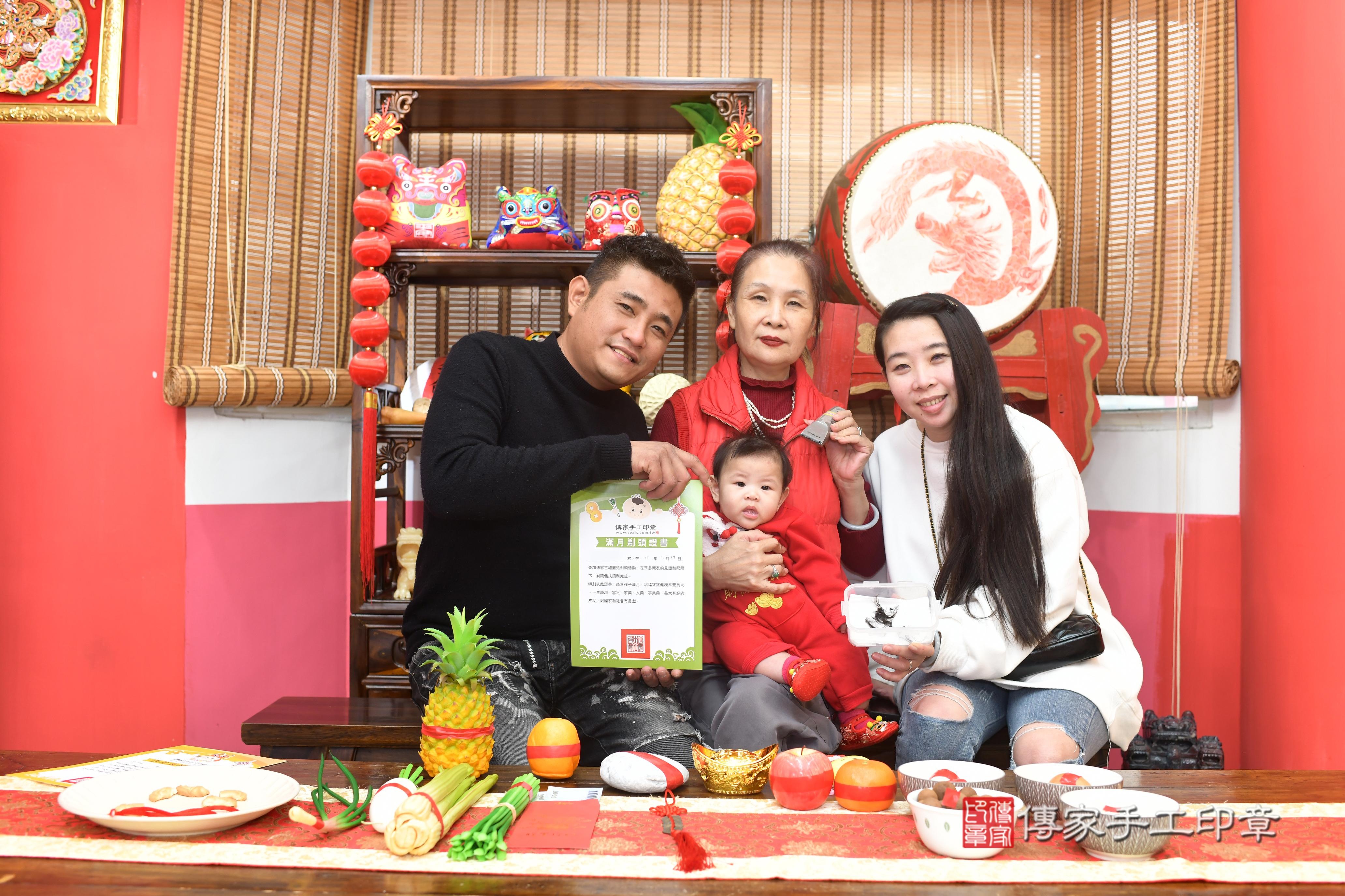 傳家手工印章高雄店、抓周、度脺、中國風會場、傳家嬰兒古禮、吉祥話、抓周道具物品24種、拍照。抓周證書。寶寶抓周、滿周歲、生日快樂、祝福