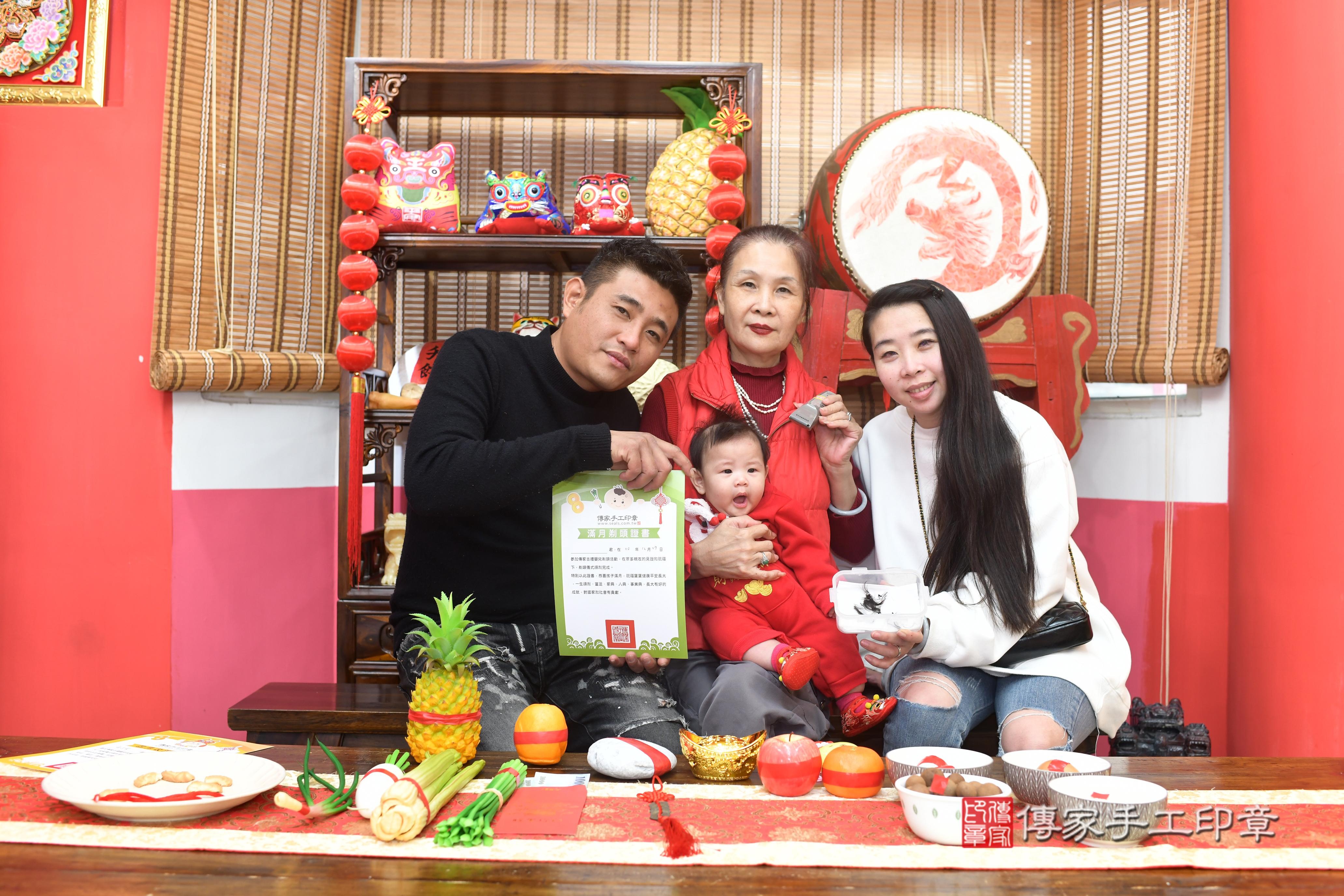 傳家手工印章高雄店、抓周、度脺、中國風會場、傳家嬰兒古禮、吉祥話、抓周道具物品24種、拍照。抓周證書。寶寶抓周、滿周歲、生日快樂、祝福
