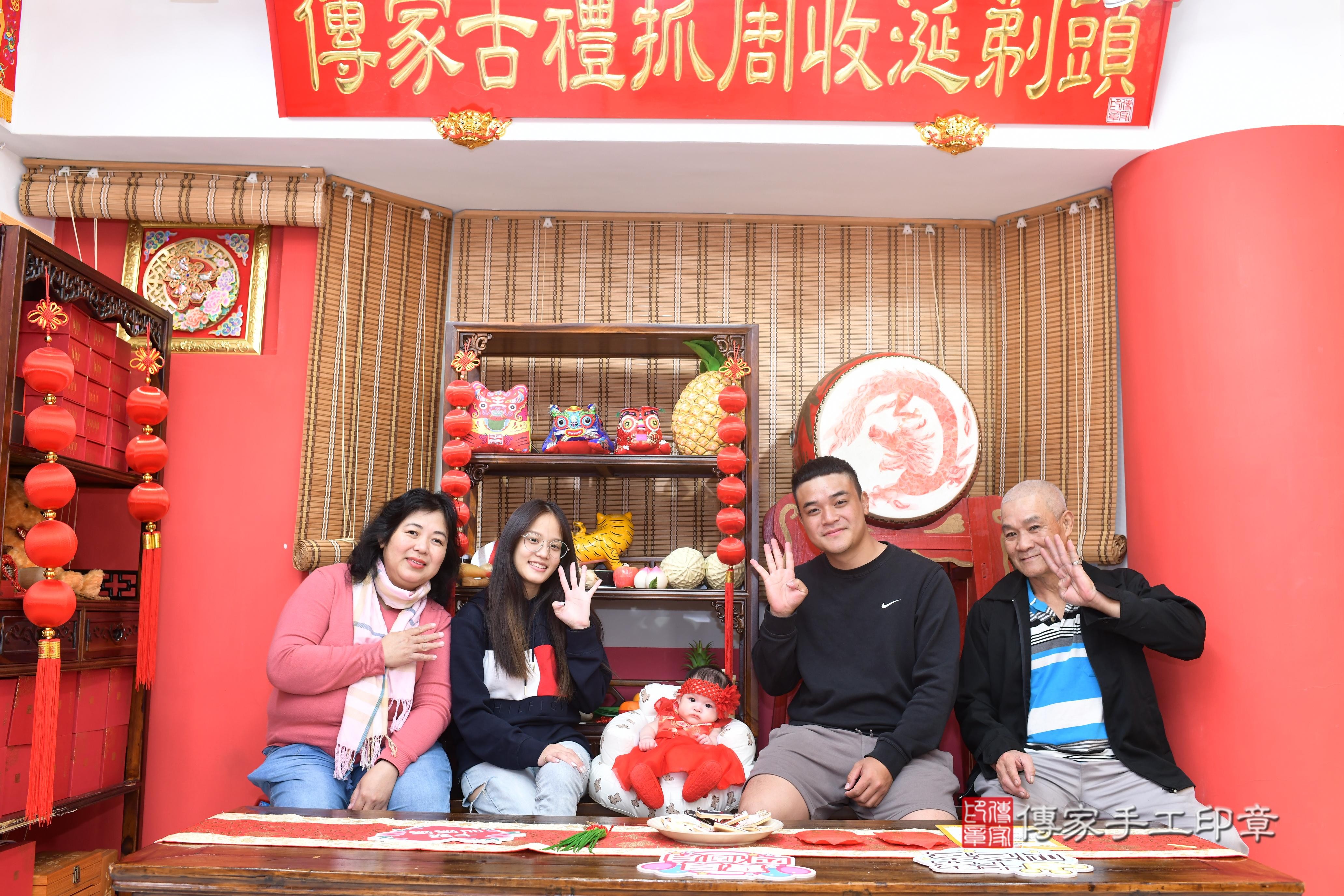 傳家手工印章高雄店、抓周、度脺、中國風會場、傳家嬰兒古禮、吉祥話、抓周道具物品24種、拍照。抓周證書。寶寶抓周、滿周歲、生日快樂、祝福