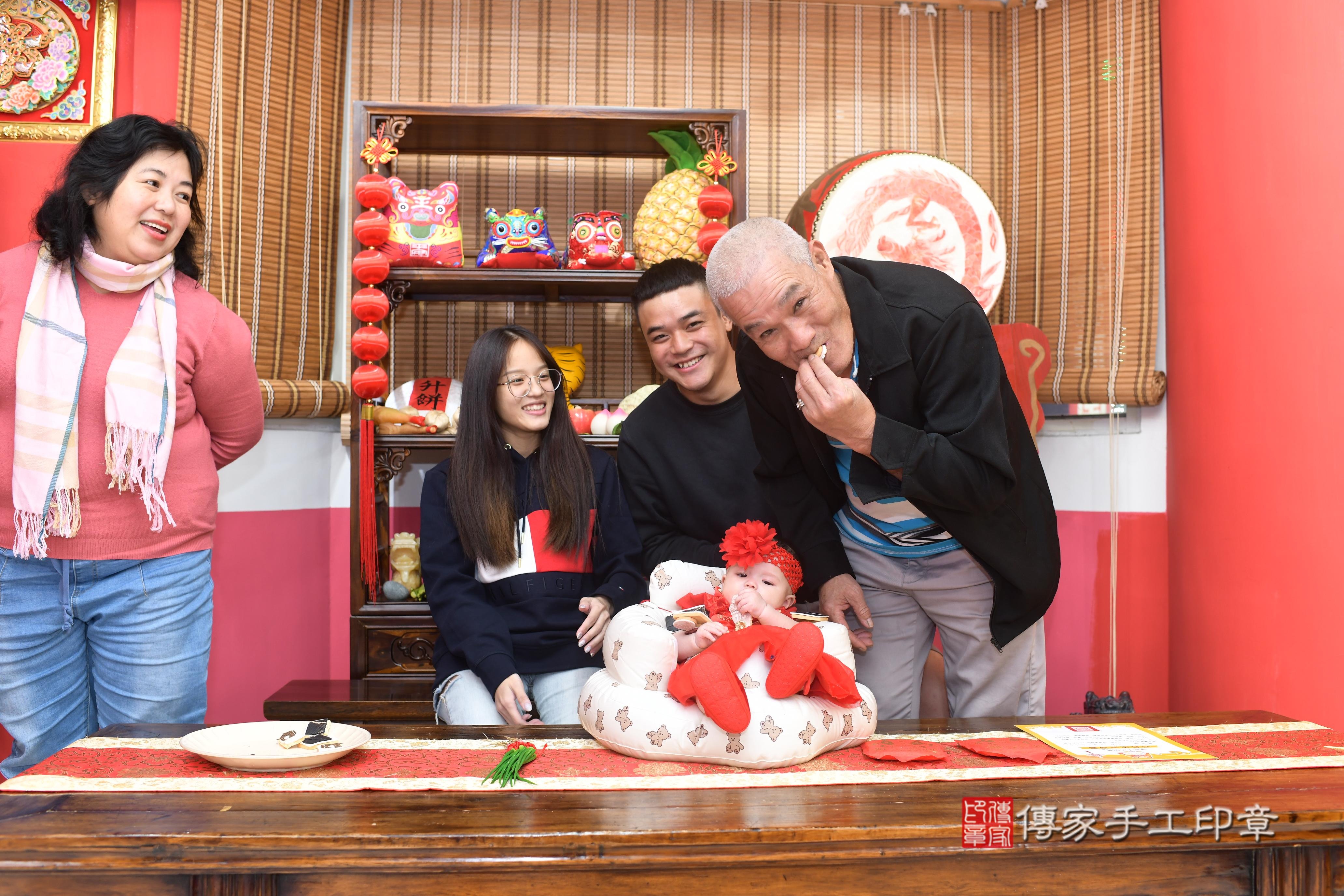 傳家手工印章高雄店、抓周、度脺、中國風會場、傳家嬰兒古禮、吉祥話、抓周道具物品24種、拍照。抓周證書。寶寶抓周、滿周歲、生日快樂、祝福