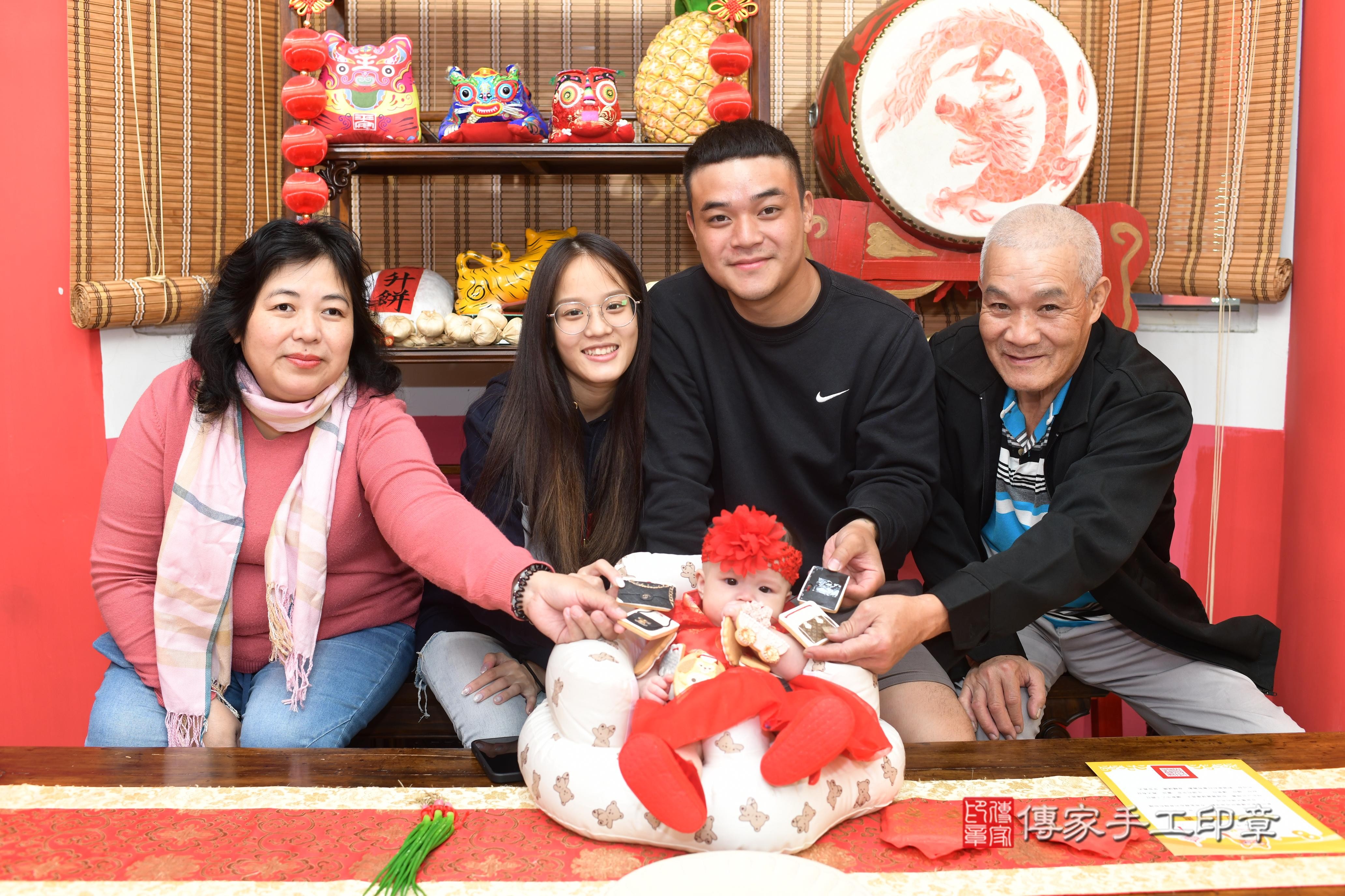傳家手工印章高雄店、抓周、度脺、中國風會場、傳家嬰兒古禮、吉祥話、抓周道具物品24種、拍照。抓周證書。寶寶抓周、滿周歲、生日快樂、祝福