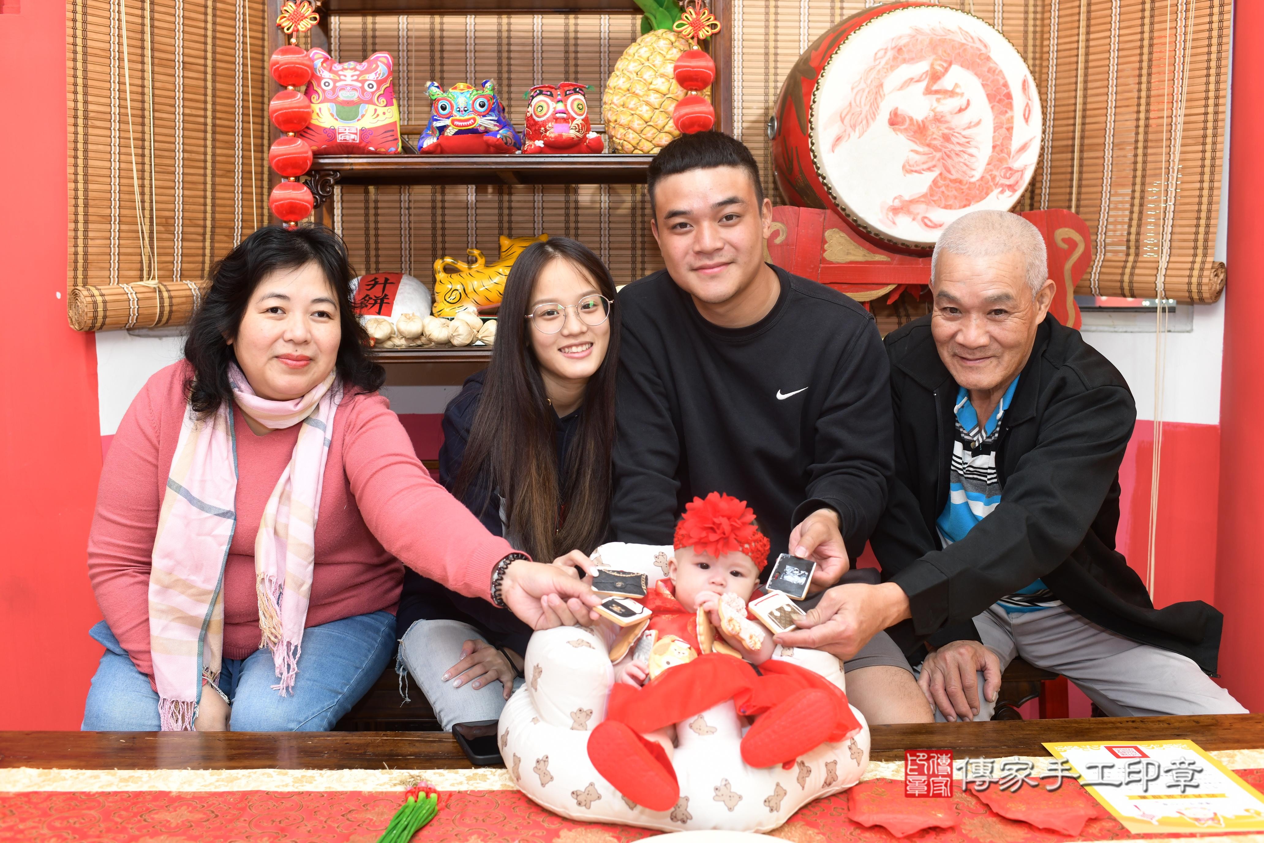 傳家手工印章高雄店、抓周、度脺、中國風會場、傳家嬰兒古禮、吉祥話、抓周道具物品24種、拍照。抓周證書。寶寶抓周、滿周歲、生日快樂、祝福