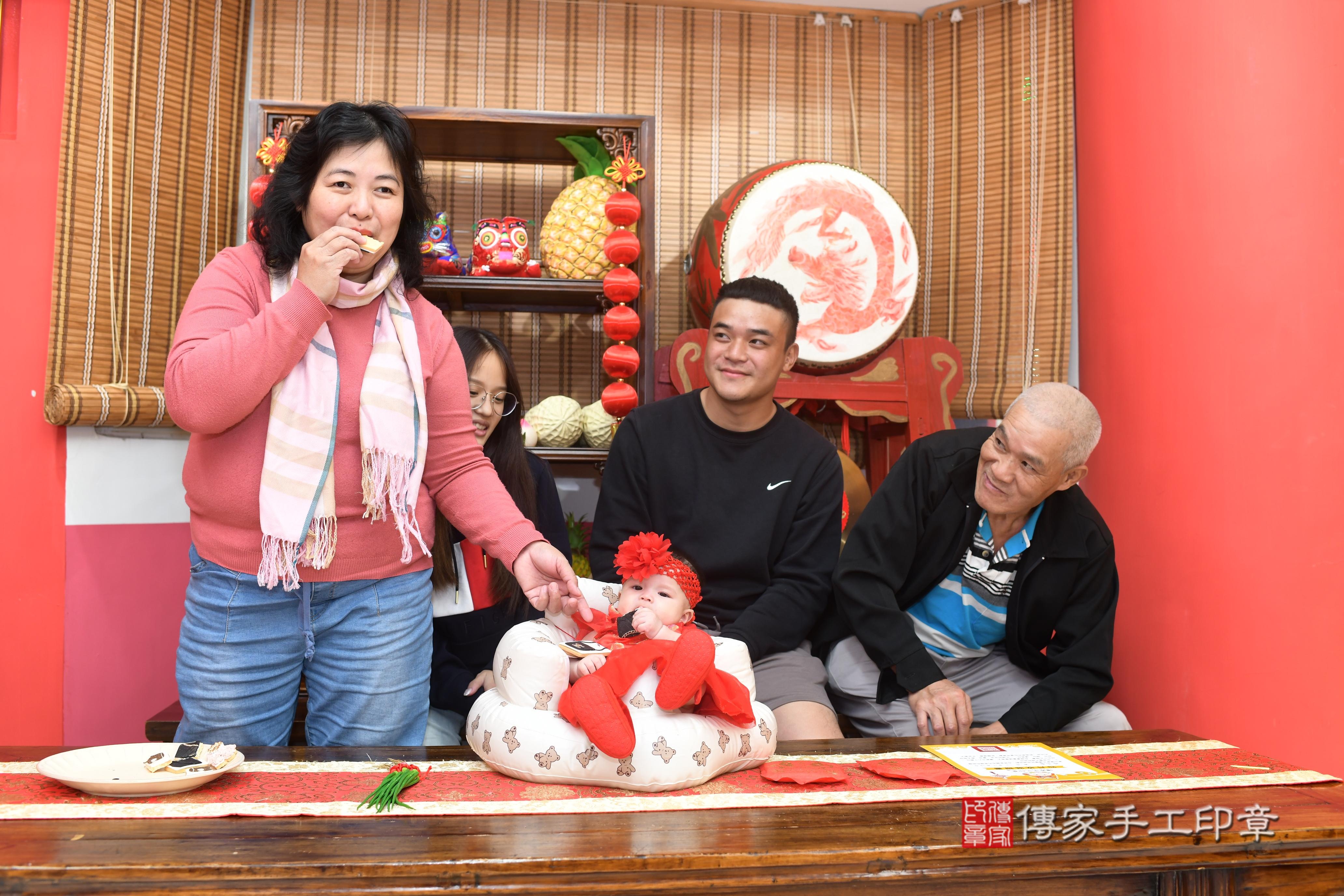 傳家手工印章高雄店、抓周、度脺、中國風會場、傳家嬰兒古禮、吉祥話、抓周道具物品24種、拍照。抓周證書。寶寶抓周、滿周歲、生日快樂、祝福