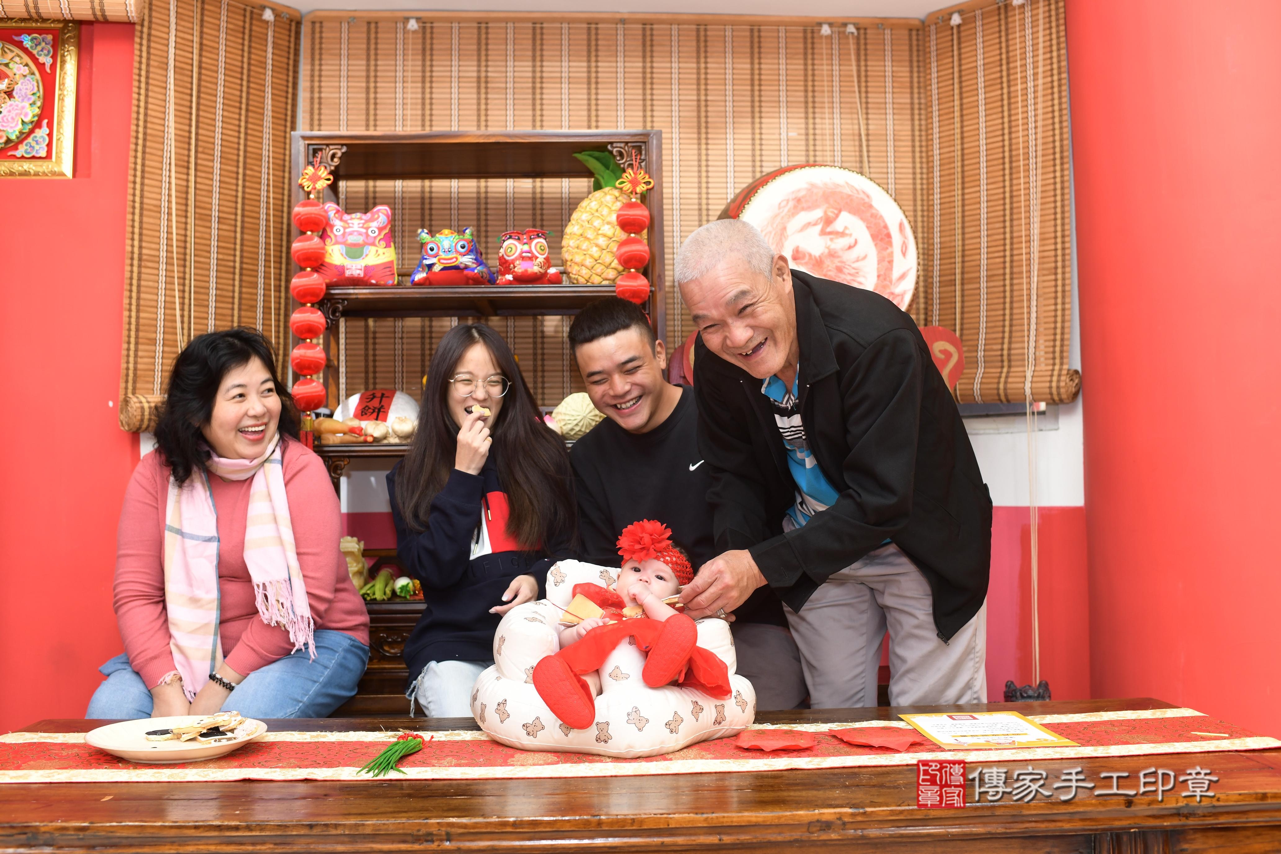 傳家手工印章高雄店、抓周、度脺、中國風會場、傳家嬰兒古禮、吉祥話、抓周道具物品24種、拍照。抓周證書。寶寶抓周、滿周歲、生日快樂、祝福