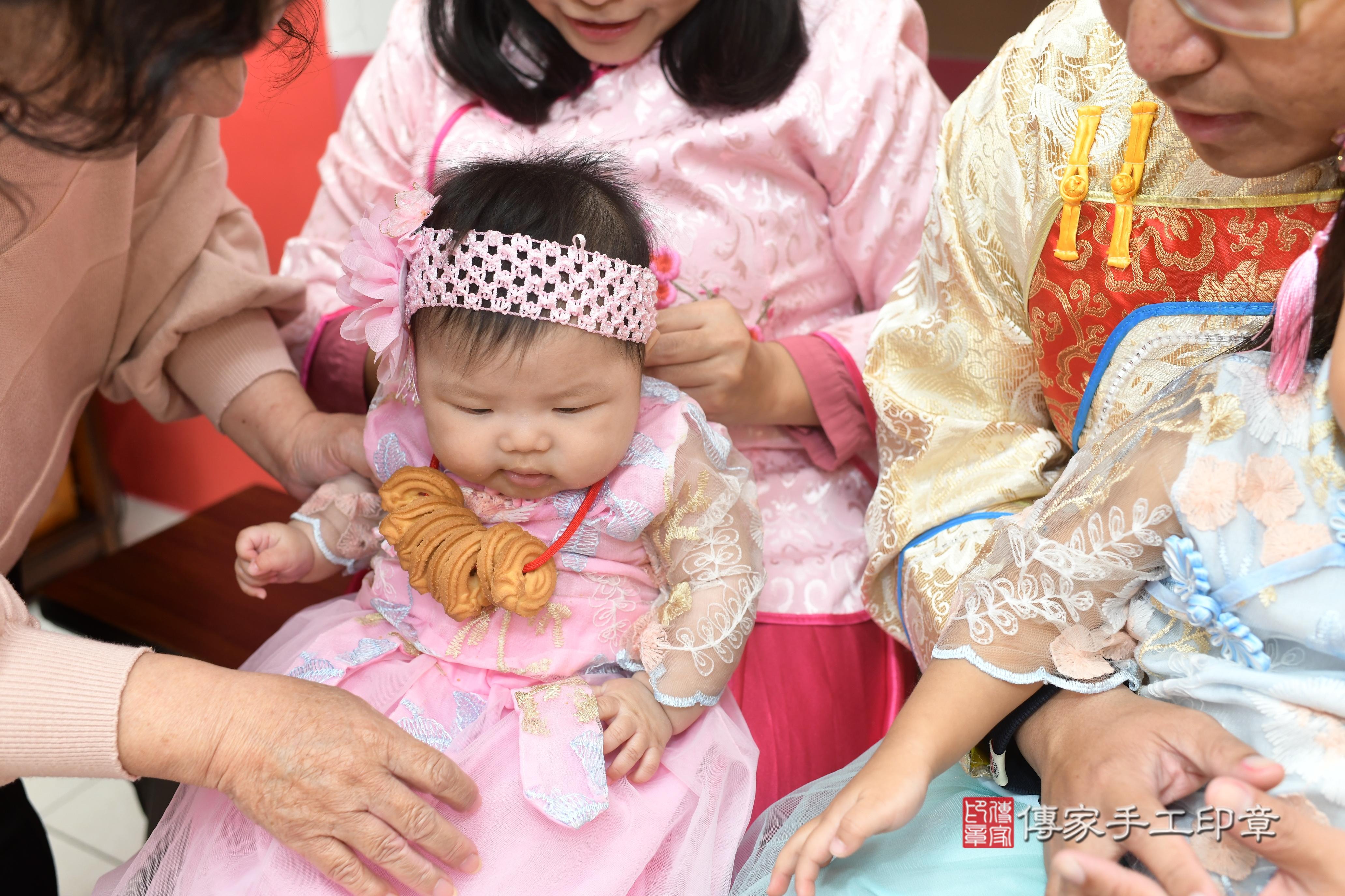 傳家手工印章高雄店、抓周、度脺、中國風會場、傳家嬰兒古禮、吉祥話、抓周道具物品24種、拍照。抓周證書。寶寶抓周、滿周歲、生日快樂、祝福