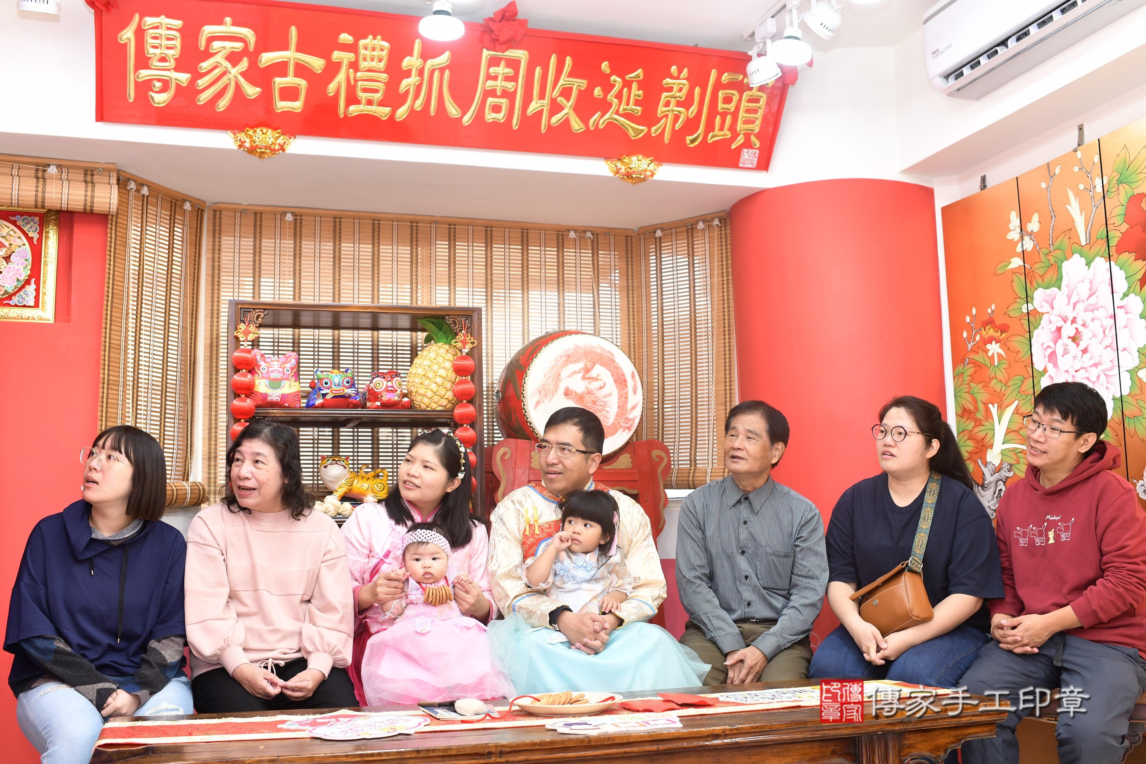 傳家手工印章高雄店、抓周、度脺、中國風會場、傳家嬰兒古禮、吉祥話、抓周道具物品24種、拍照。抓周證書。寶寶抓周、滿周歲、生日快樂、祝福