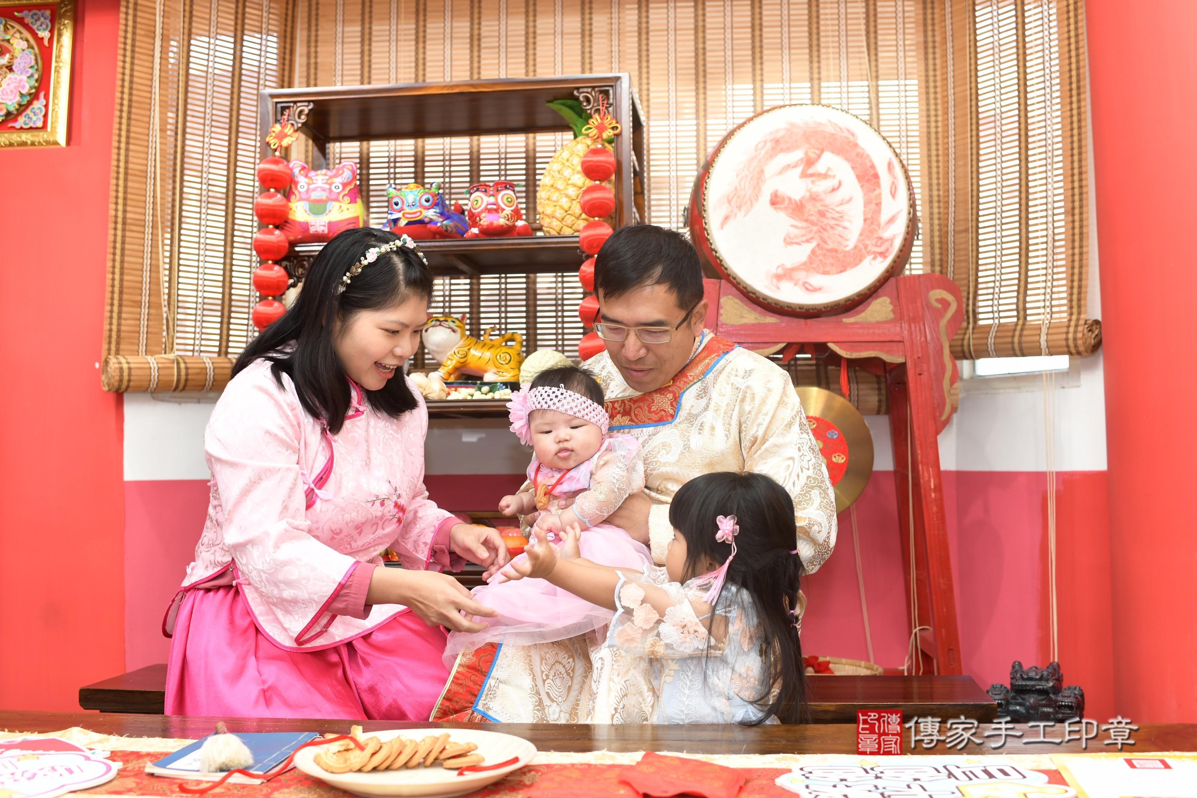 傳家手工印章高雄店、抓周、度脺、中國風會場、傳家嬰兒古禮、吉祥話、抓周道具物品24種、拍照。抓周證書。寶寶抓周、滿周歲、生日快樂、祝福