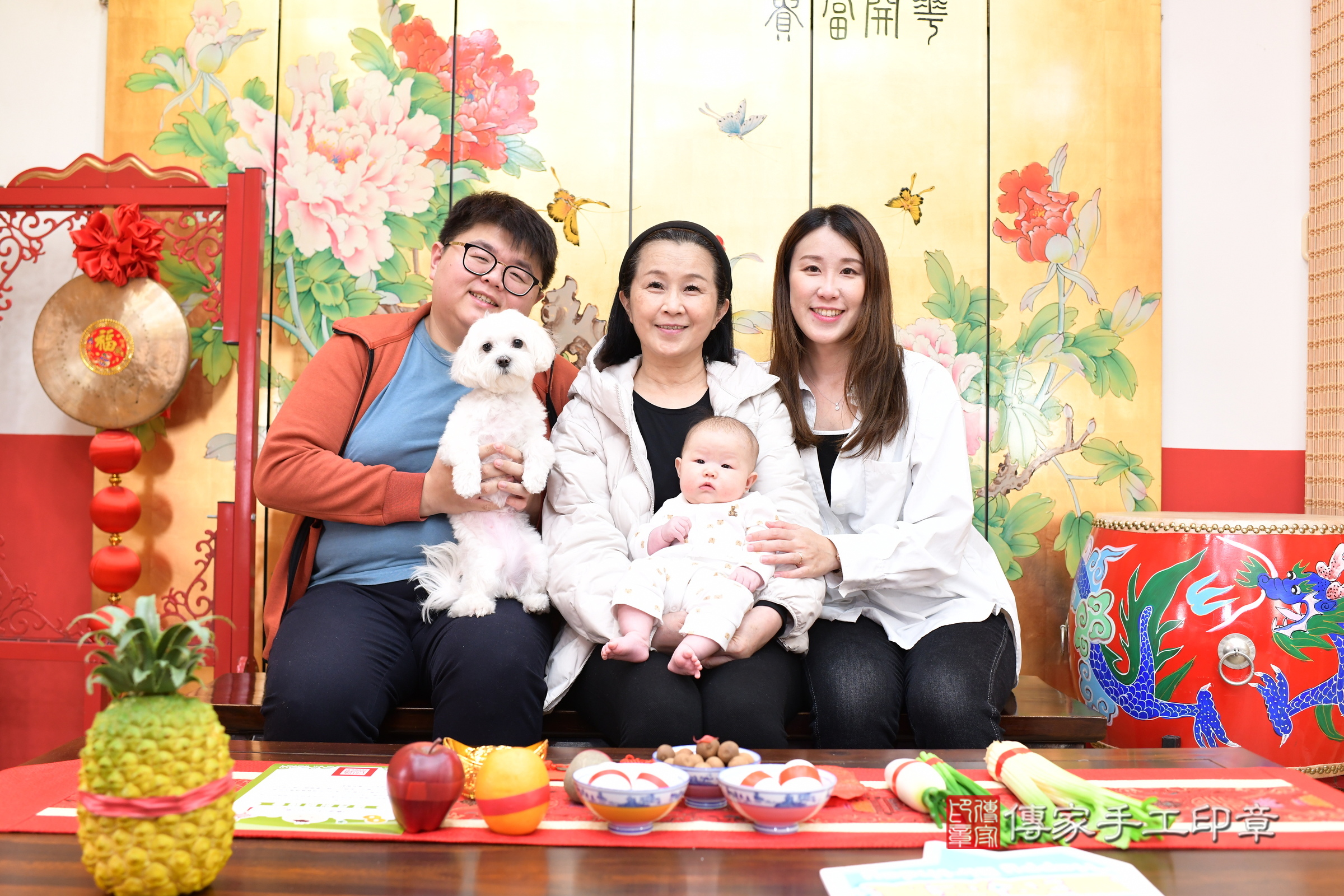 玲玲寶寶(台北市大同區嬰兒寶寶滿月剃頭理髮、嬰兒剃胎毛儀式吉祥話)。中國風會場，爸媽寶貝穿「日中韓」古裝禮服。專業拍照、證書。★購買「臍帶章、肚臍章、胎毛筆刷印章」贈送：剃頭、收涎、抓周，三選一。2025.1.1，照片1