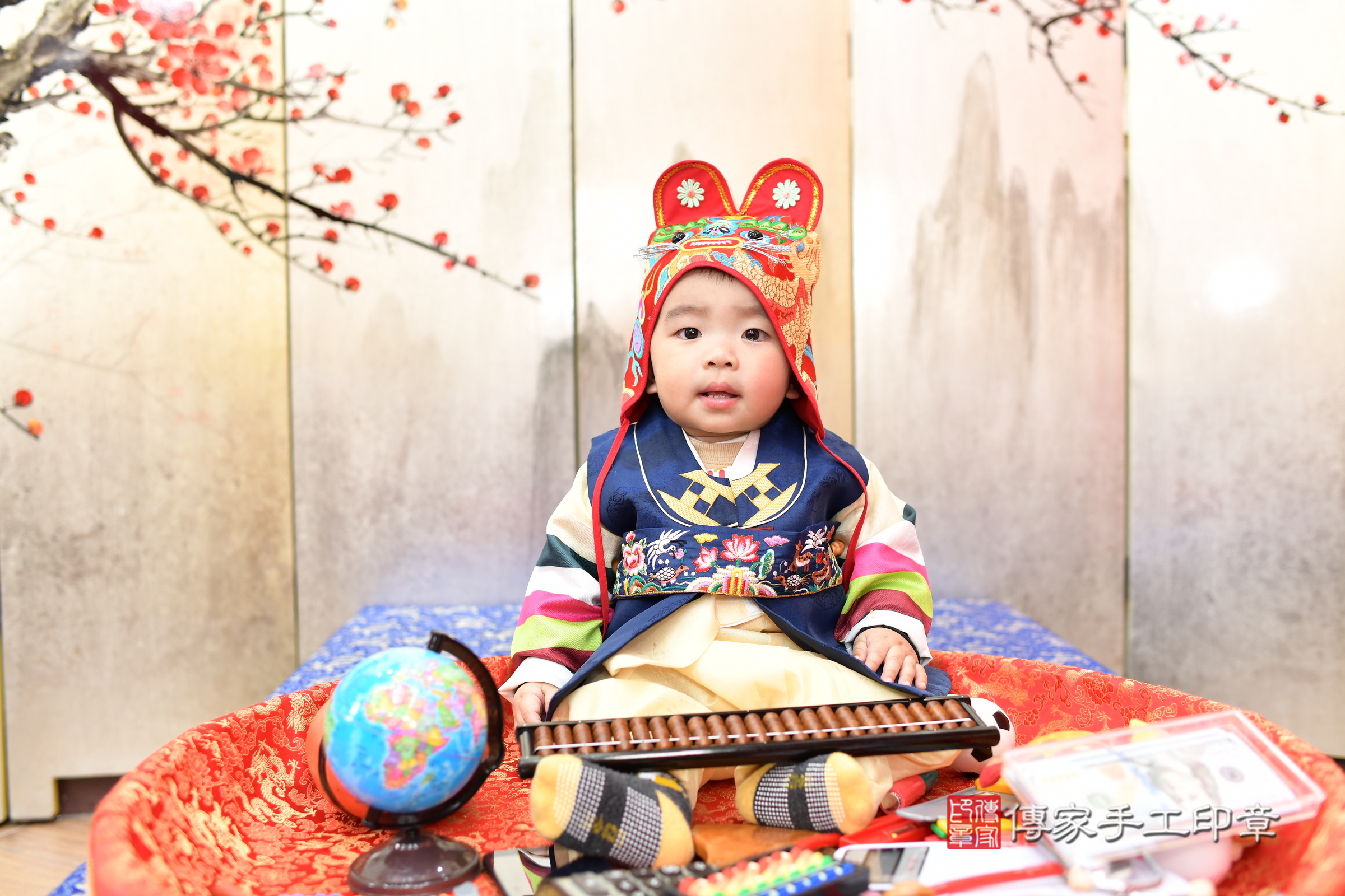 新北市永和區暘暘寶寶抓周推薦：傳家新北店抓周度脺中國風會場，嬰兒古禮抓周流程儀式吉祥話、抓周道具物品24種、拍照。抓周證書。2025.1.7，照片1