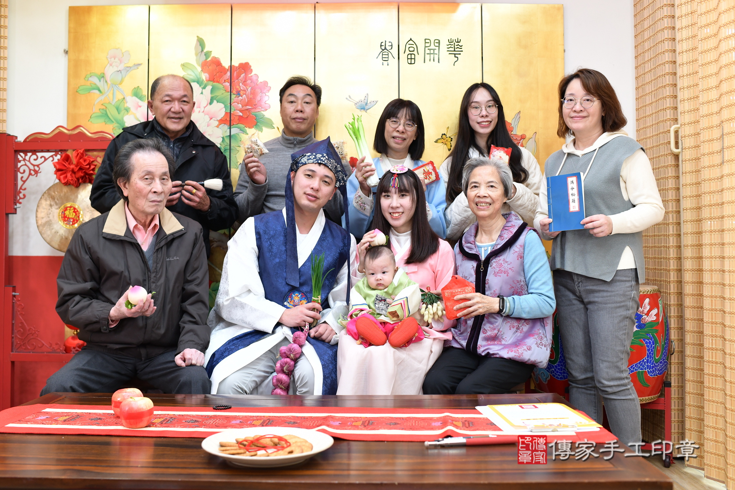 新北市永和區小植寶寶收涎推薦：傳家新北店收涎中國風會場，嬰兒古禮收涎收口水流程儀式、收涎吉祥話、收涎餅乾、收涎拍照。收涎證書。2024.12.29，照片9