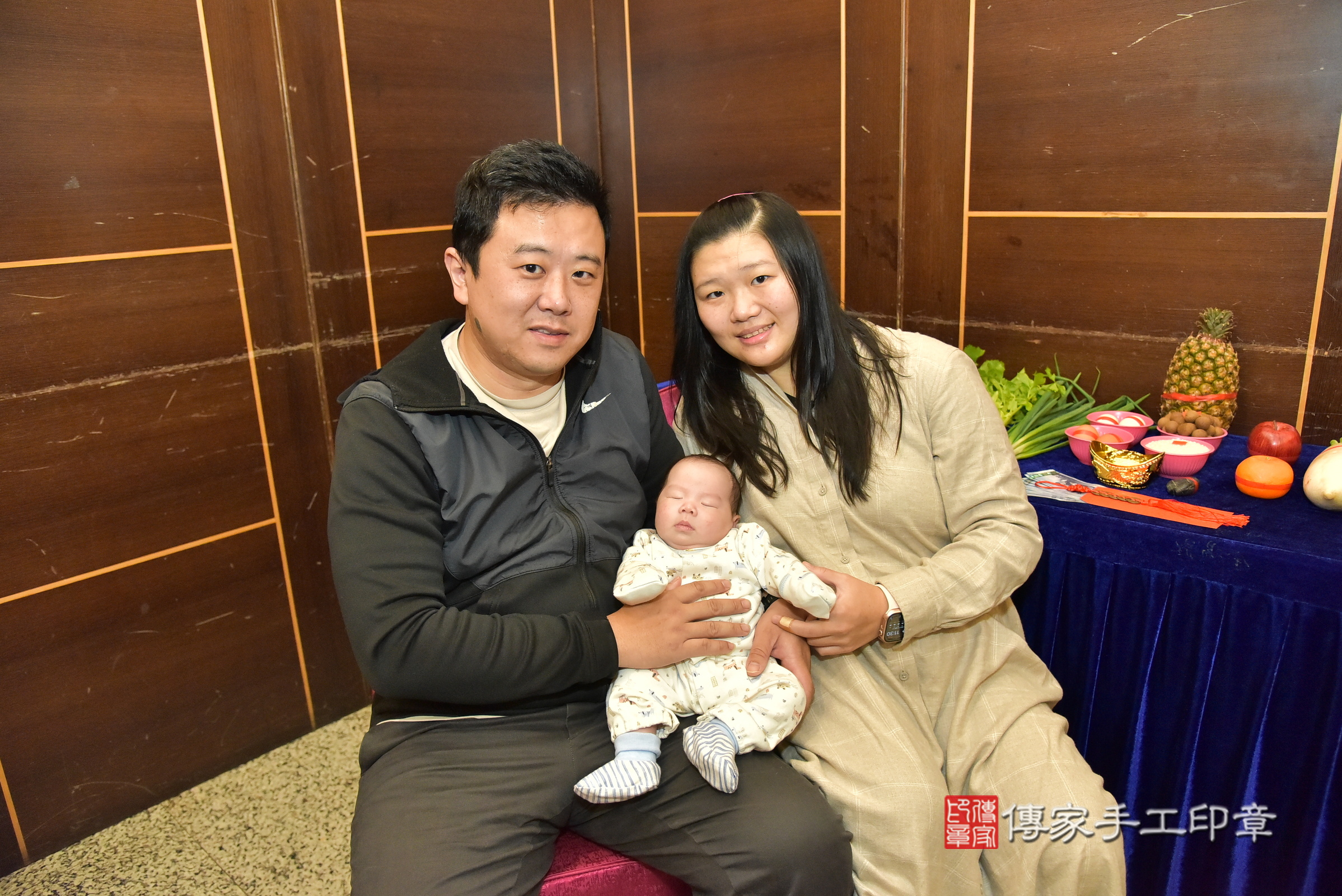 小勛寶寶(新北市林口區到府嬰兒小勛寶寶滿月剃頭理髮、到府嬰兒剃胎毛儀式吉祥話)。到府剃頭剃胎毛主持、專業拍照、證書。★購買「臍帶章、肚臍章、胎毛筆刷印章」贈送：剃頭、收涎、抓周，三選一。2025.1.11，照片1