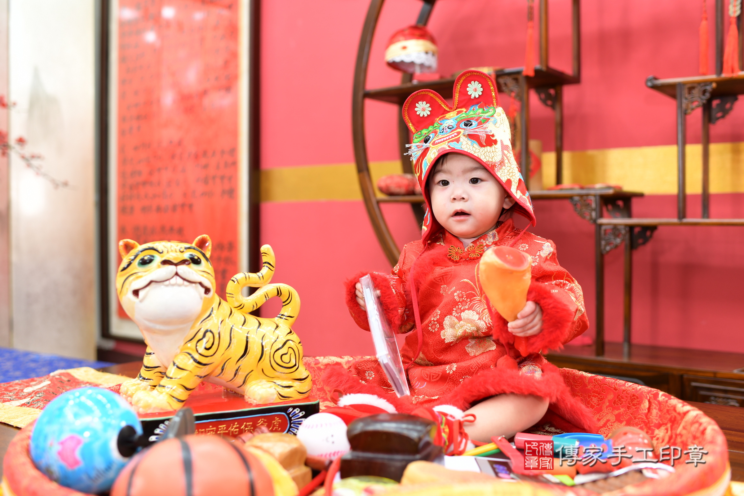 新北市永和區錡錡寶寶抓周推薦:傳家新北店抓周度脺中國風會場,嬰兒古禮抓周流程儀式吉祥話、抓周道具物品24種、拍照。抓周證書。2024.12.7,照片10 新北市永和區錡錡寶寶抓周推薦:傳家新北店抓周度脺中國風會場,嬰兒古禮抓周流程儀式吉祥話、抓周道具物品24種、拍照。抓周證書。2024.12.7,照片10