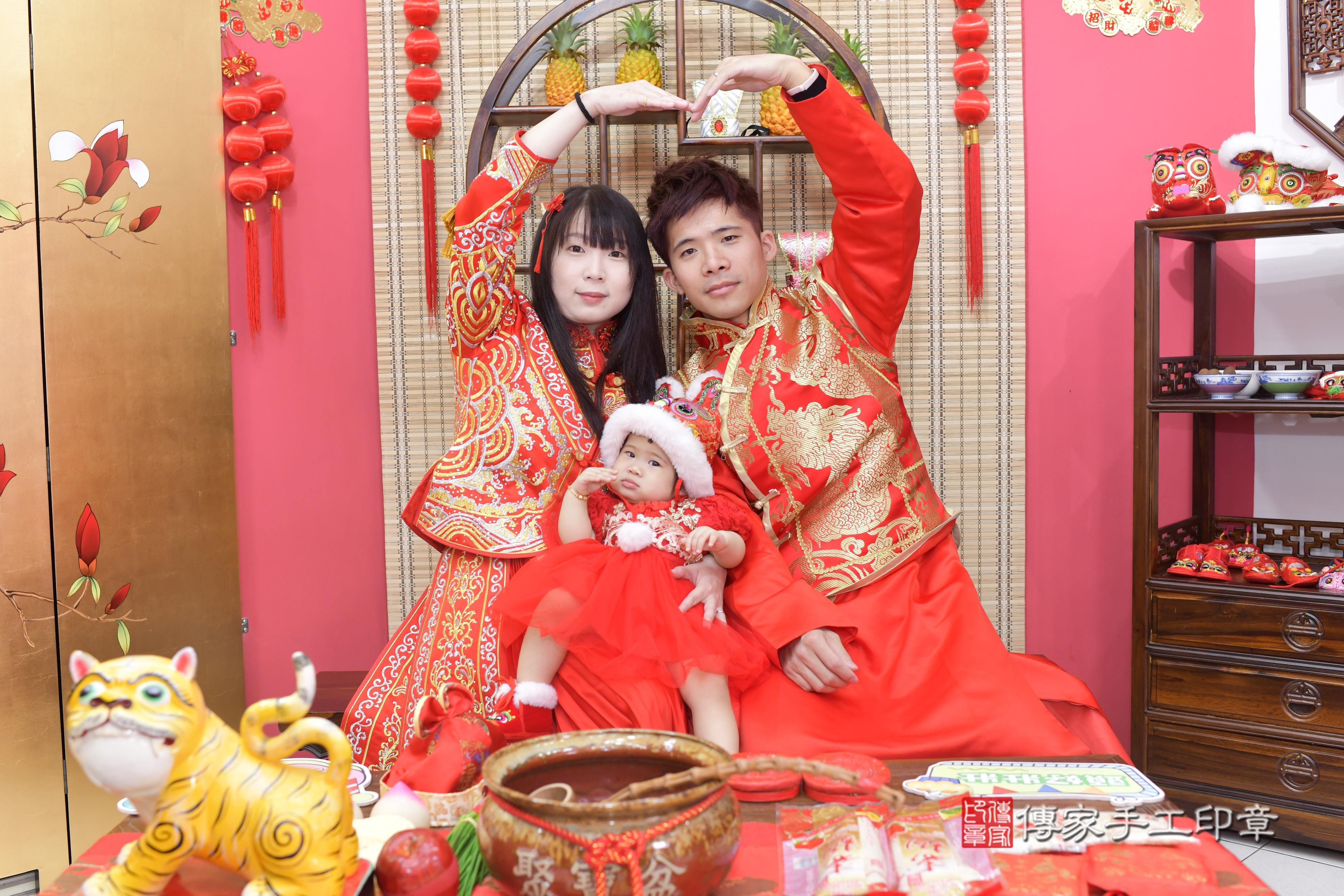 傳家手工印章新竹店、抓周、度脺、中國風會場、傳家嬰兒古禮、吉祥話、抓周道具物品24種、拍照。抓周證書。寶寶抓周、滿周歲、生日快樂、祝福 傳家手工印章新竹店、抓周、度脺、中國風會場、傳家嬰兒古禮、吉祥話、抓周道具物品24種、拍照。抓周證書。寶寶抓周、滿周歲、生日快樂、祝福