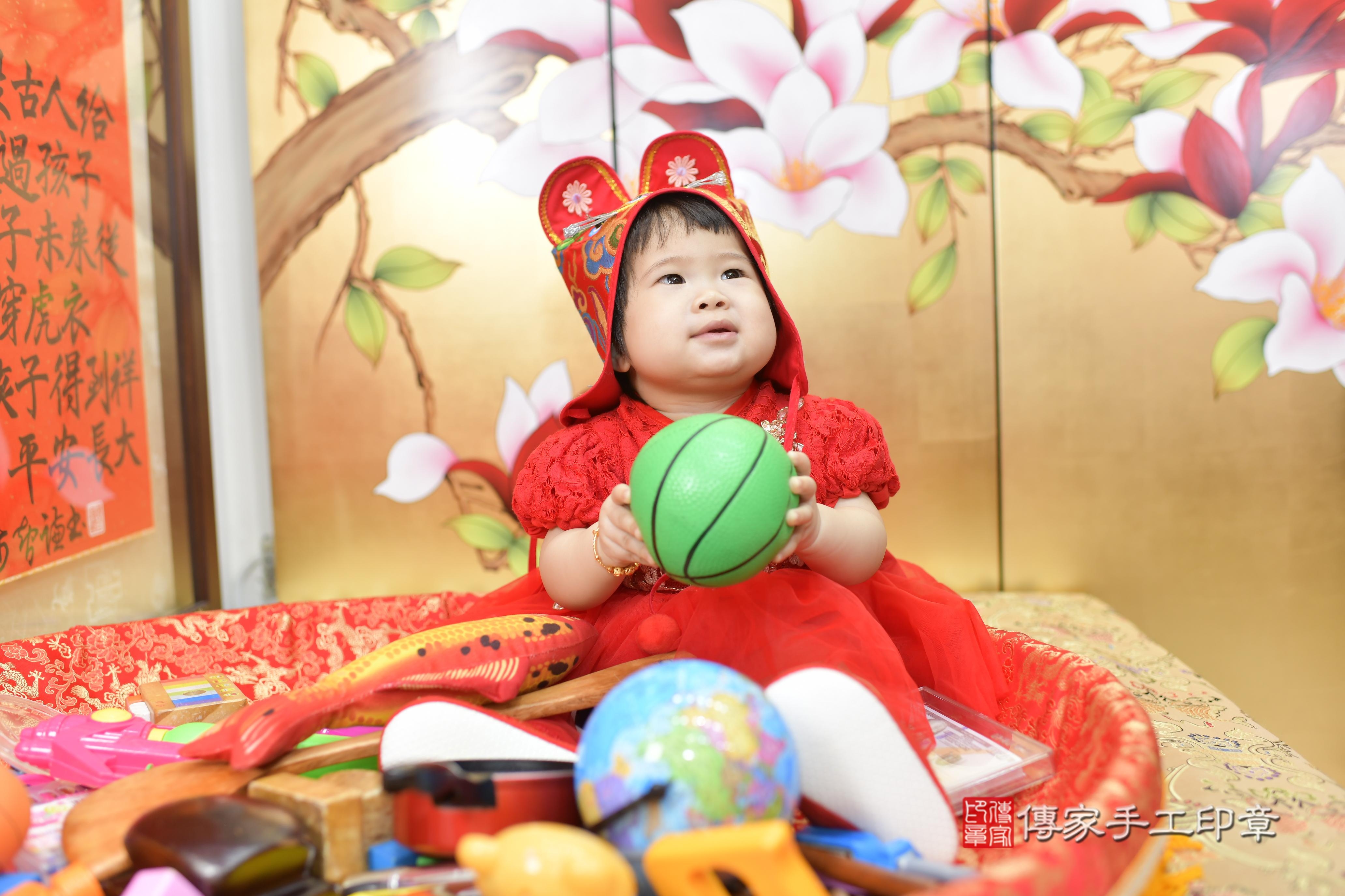 傳家手工印章新竹店、抓周、度脺、中國風會場、傳家嬰兒古禮、吉祥話、抓周道具物品24種、拍照。抓周證書。寶寶抓周、滿周歲、生日快樂、祝福 傳家手工印章新竹店、抓周、度脺、中國風會場、傳家嬰兒古禮、吉祥話、抓周道具物品24種、拍照。抓周證書。寶寶抓周、滿周歲、生日快樂、祝福