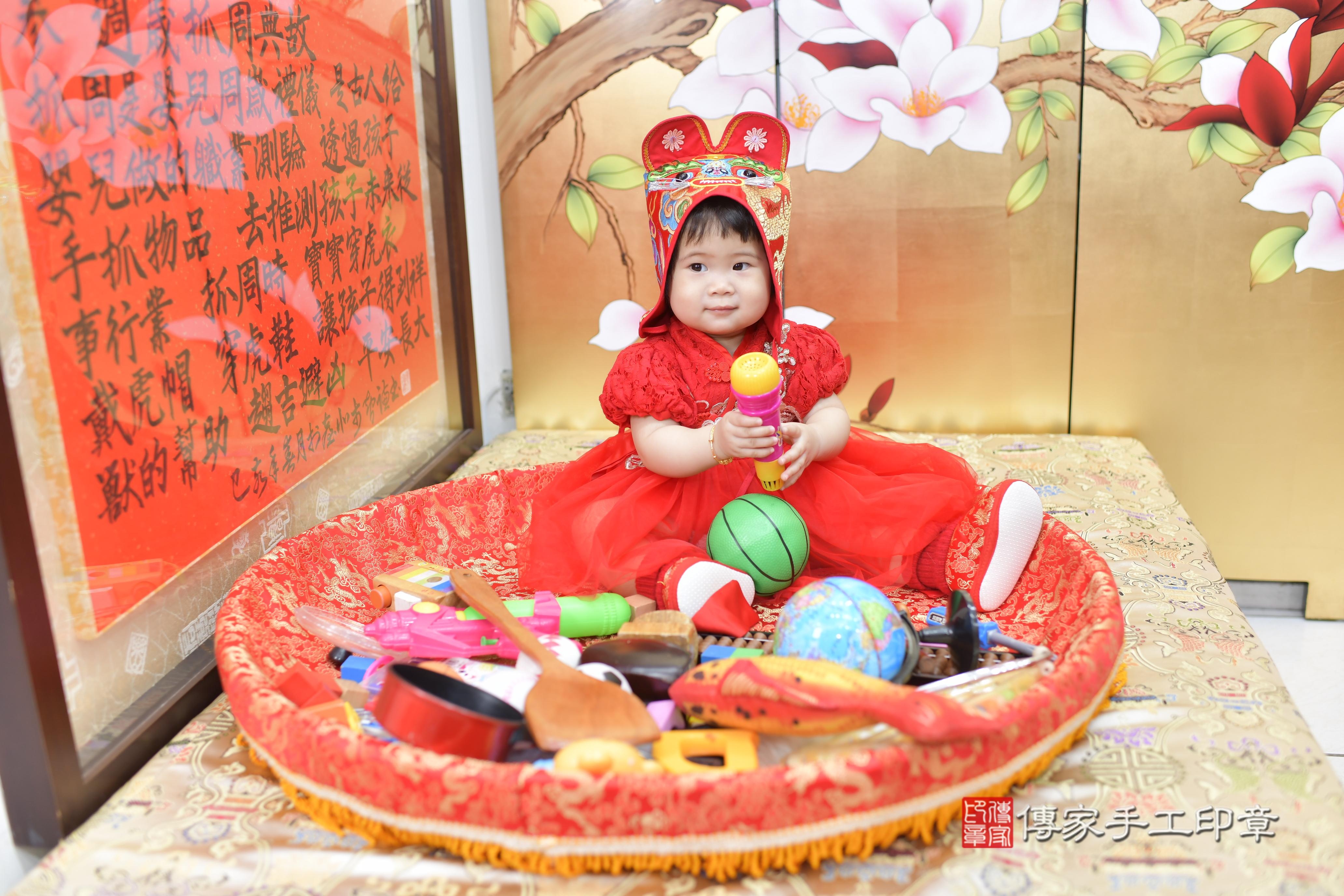 傳家手工印章新竹店、抓周、度脺、中國風會場、傳家嬰兒古禮、吉祥話、抓周道具物品24種、拍照。抓周證書。寶寶抓周、滿周歲、生日快樂、祝福 傳家手工印章新竹店、抓周、度脺、中國風會場、傳家嬰兒古禮、吉祥話、抓周道具物品24種、拍照。抓周證書。寶寶抓周、滿周歲、生日快樂、祝福