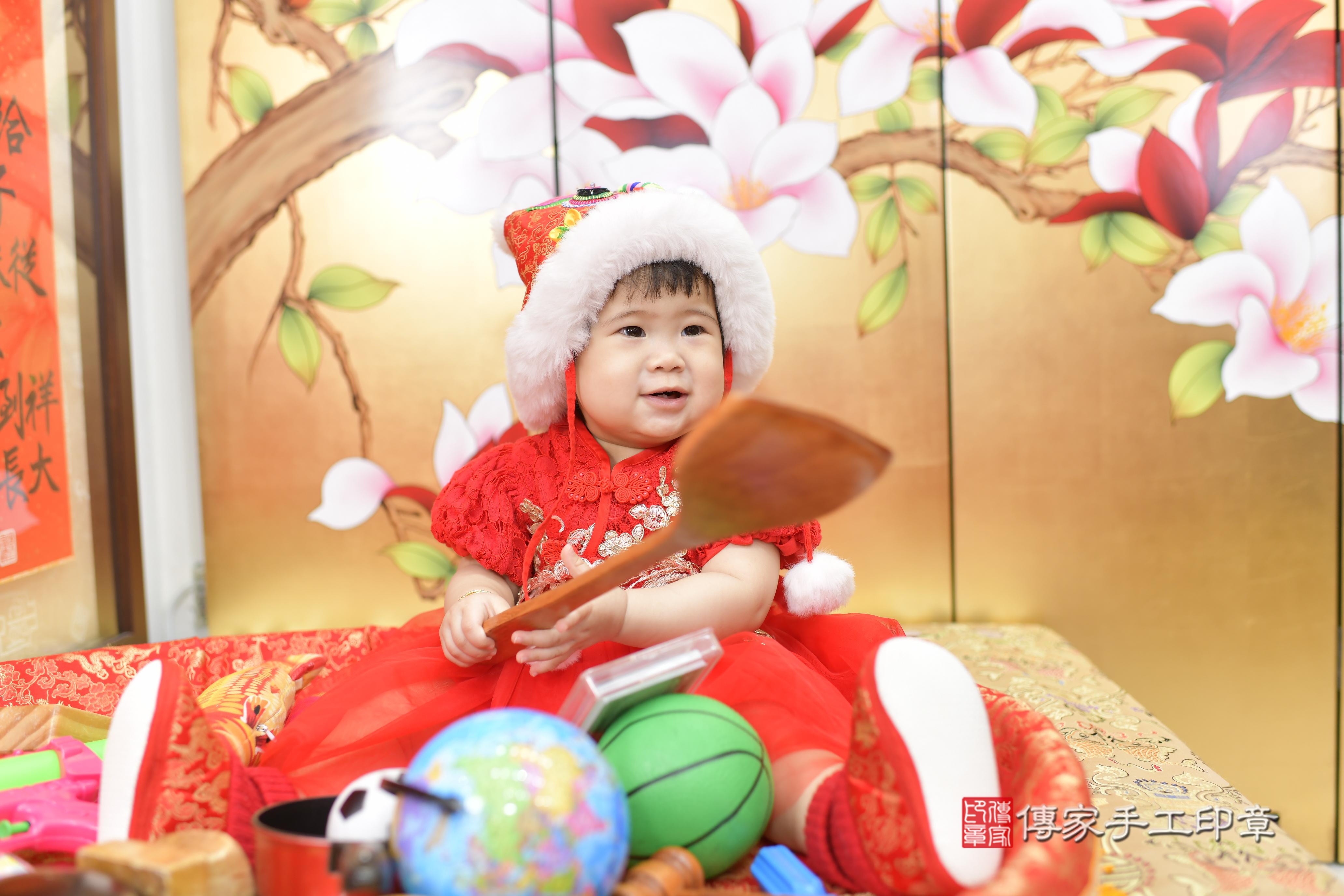 傳家手工印章新竹店、抓周、度脺、中國風會場、傳家嬰兒古禮、吉祥話、抓周道具物品24種、拍照。抓周證書。寶寶抓周、滿周歲、生日快樂、祝福 傳家手工印章新竹店、抓周、度脺、中國風會場、傳家嬰兒古禮、吉祥話、抓周道具物品24種、拍照。抓周證書。寶寶抓周、滿周歲、生日快樂、祝福