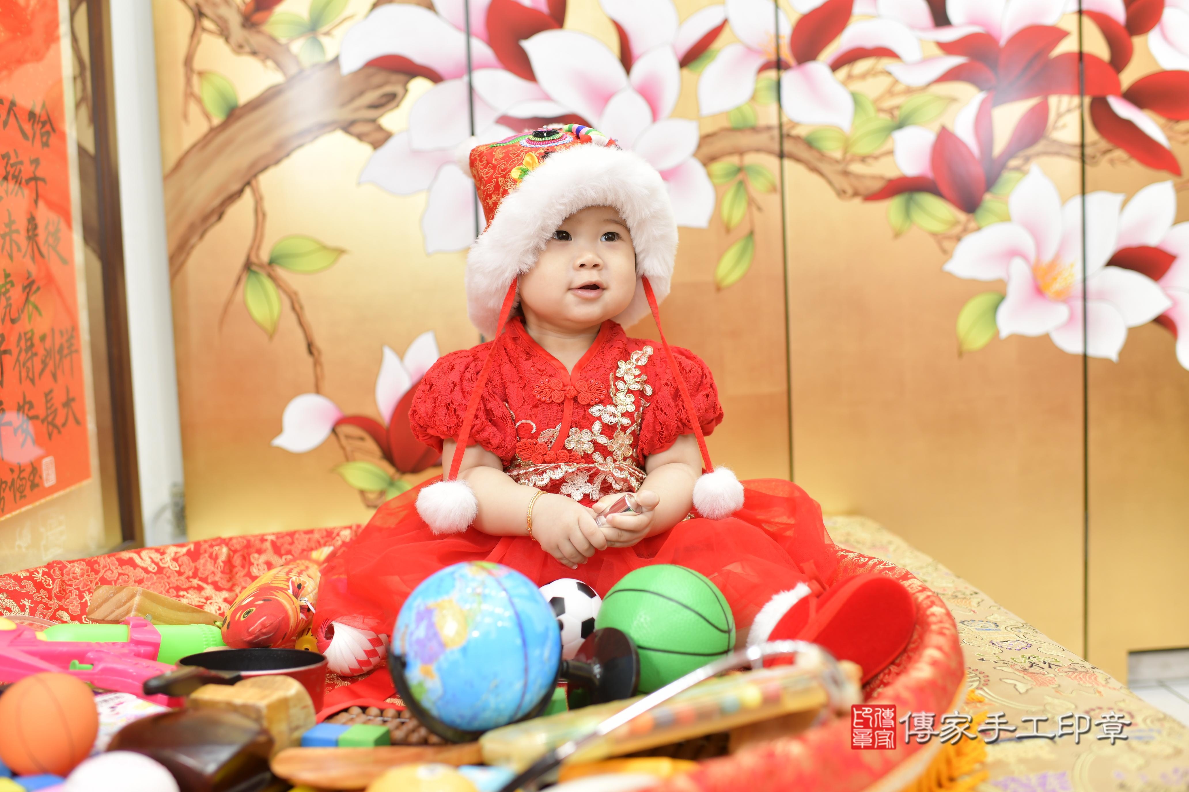 傳家手工印章新竹店、抓周、度脺、中國風會場、傳家嬰兒古禮、吉祥話、抓周道具物品24種、拍照。抓周證書。寶寶抓周、滿周歲、生日快樂、祝福 傳家手工印章新竹店、抓周、度脺、中國風會場、傳家嬰兒古禮、吉祥話、抓周道具物品24種、拍照。抓周證書。寶寶抓周、滿周歲、生日快樂、祝福