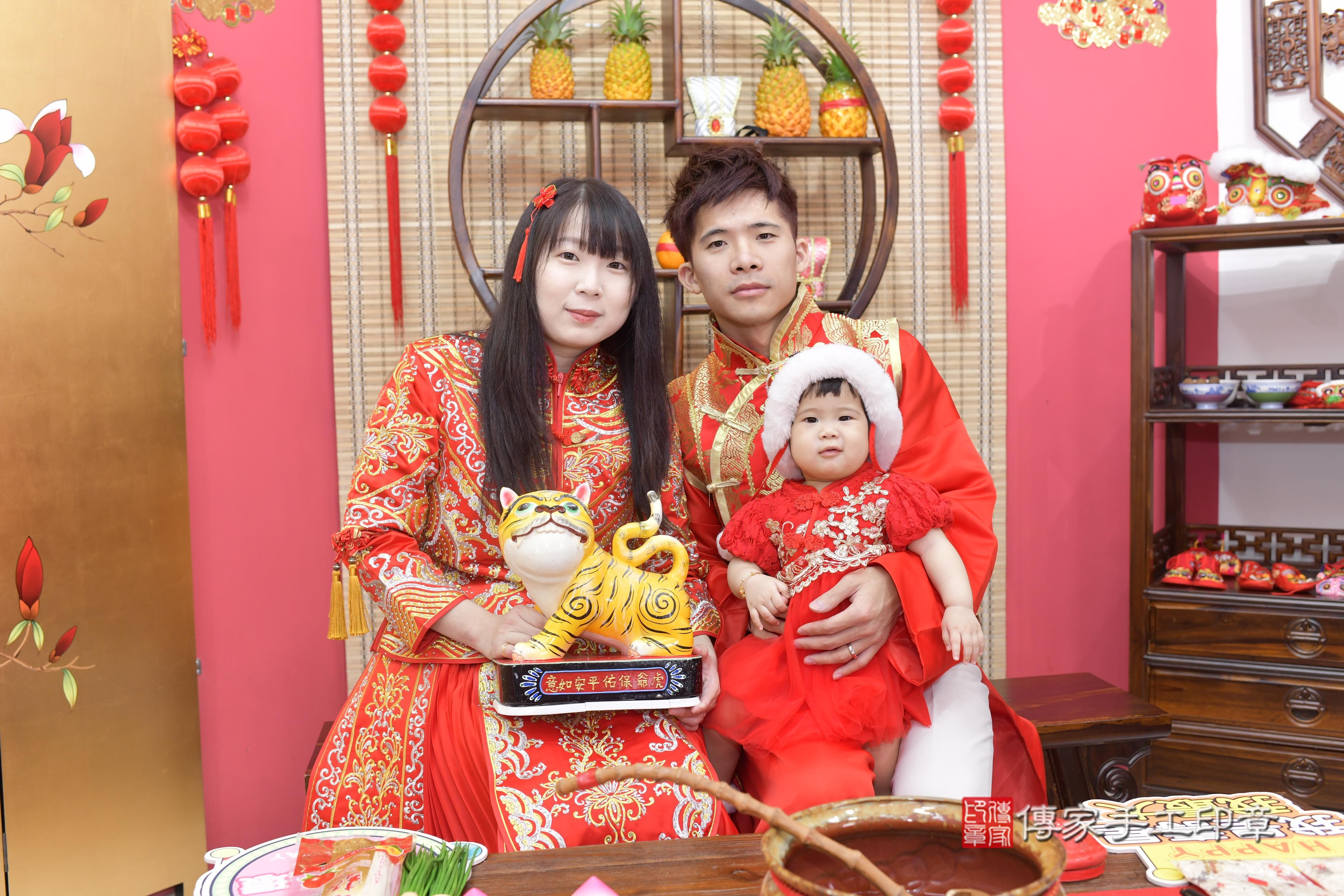 傳家手工印章新竹店、抓周、度脺、中國風會場、傳家嬰兒古禮、吉祥話、抓周道具物品24種、拍照。抓周證書。寶寶抓周、滿周歲、生日快樂、祝福