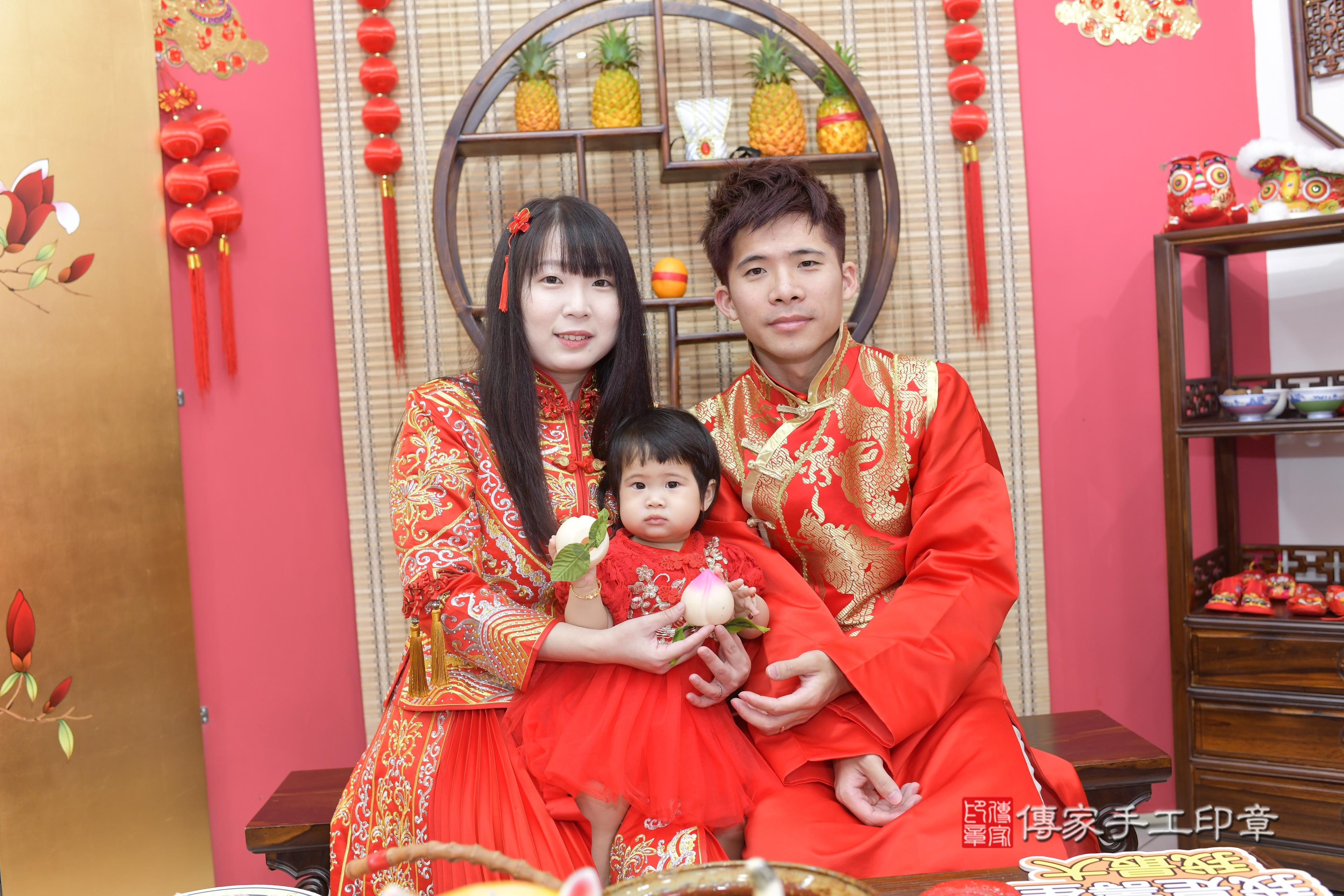 傳家手工印章新竹店、抓周、度脺、中國風會場、傳家嬰兒古禮、吉祥話、抓周道具物品24種、拍照。抓周證書。寶寶抓周、滿周歲、生日快樂、祝福 傳家手工印章新竹店、抓周、度脺、中國風會場、傳家嬰兒古禮、吉祥話、抓周道具物品24種、拍照。抓周證書。寶寶抓周、滿周歲、生日快樂、祝福