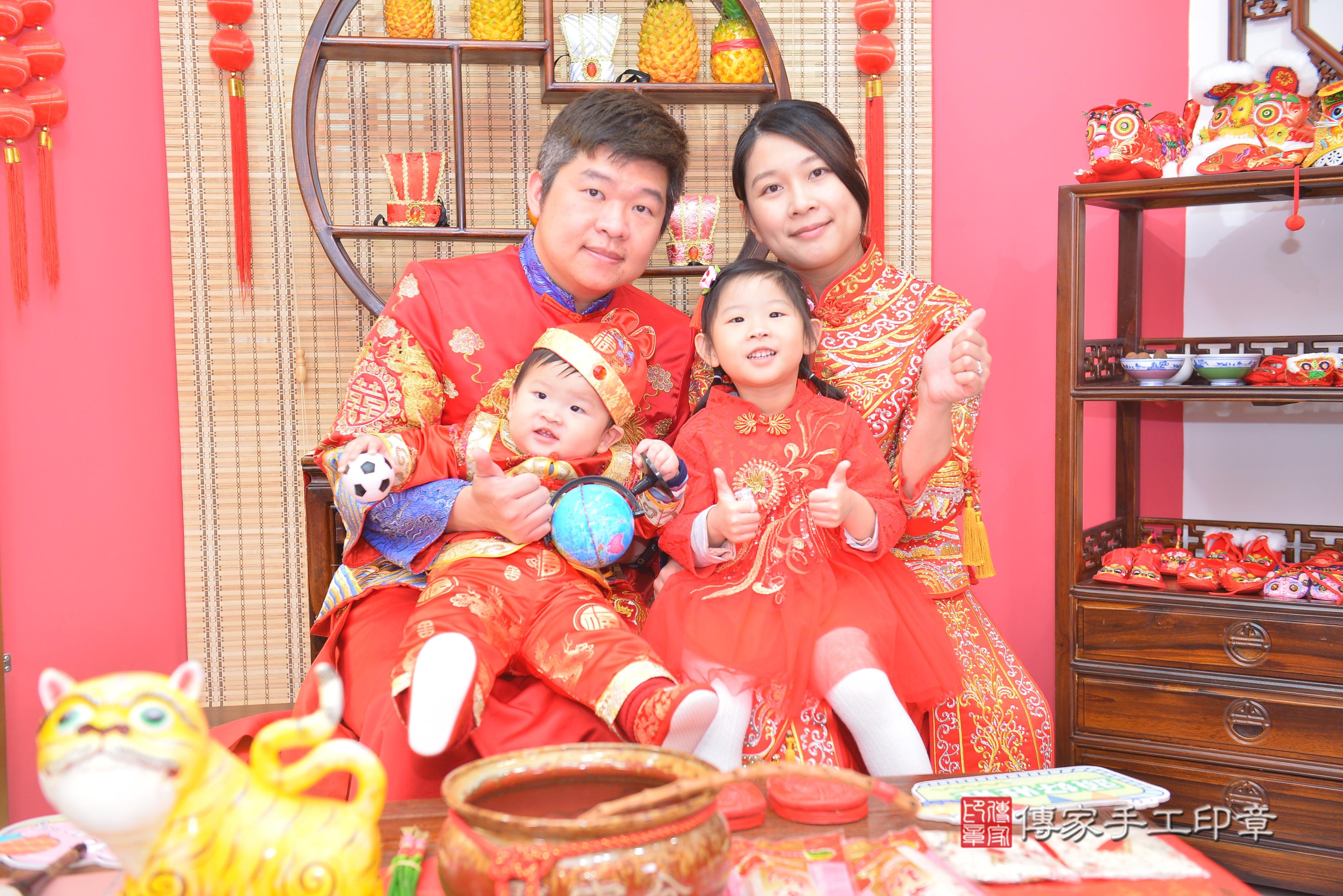 傳家手工印章新竹店、抓周、度脺、中國風會場、傳家嬰兒古禮、吉祥話、抓周道具物品24種、拍照。抓周證書。寶寶抓周、滿周歲、生日快樂、祝福