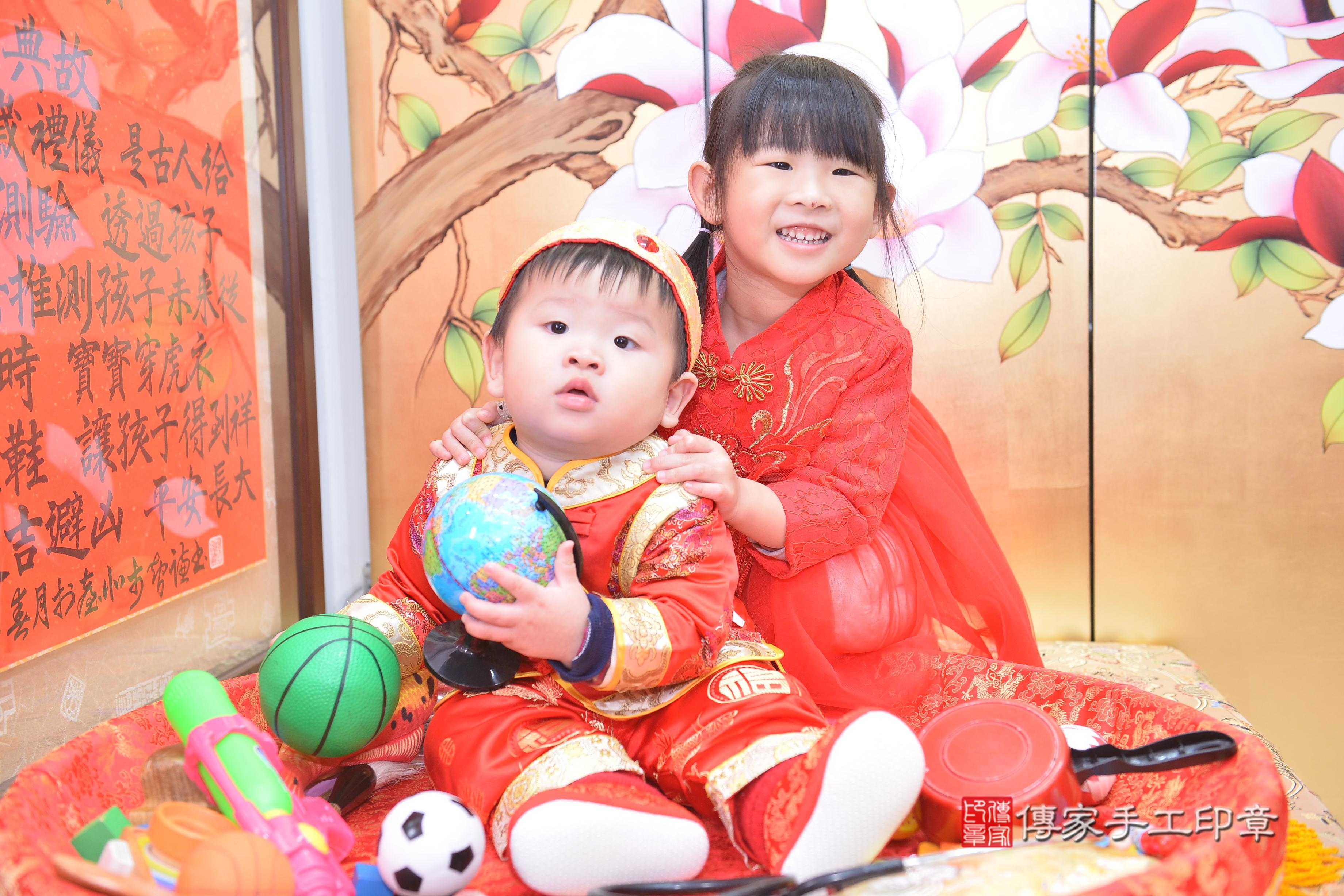 傳家手工印章新竹店、抓周、度脺、中國風會場、傳家嬰兒古禮、吉祥話、抓周道具物品24種、拍照。抓周證書。寶寶抓周、滿周歲、生日快樂、祝福