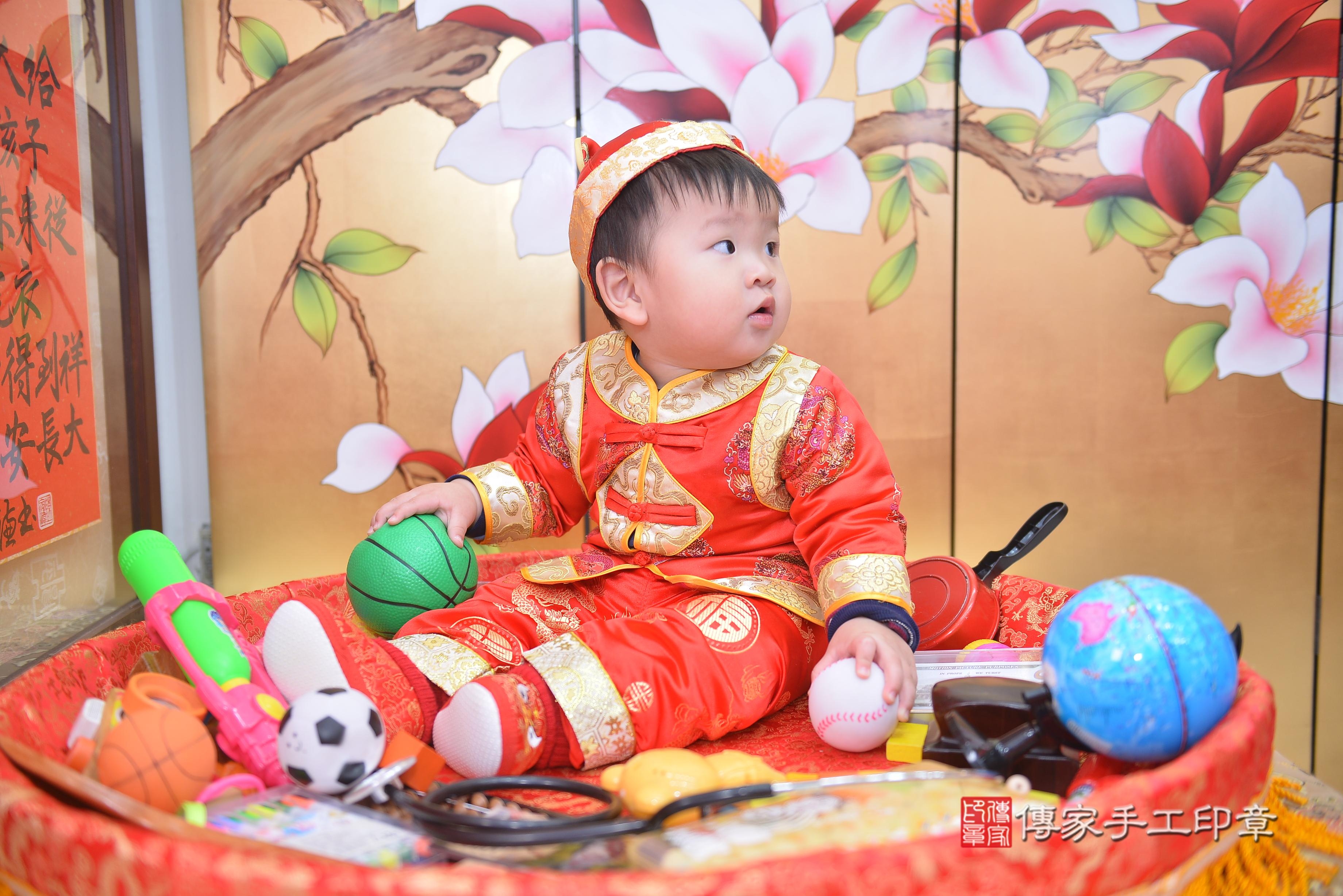 傳家手工印章新竹店、抓周、度脺、中國風會場、傳家嬰兒古禮、吉祥話、抓周道具物品24種、拍照。抓周證書。寶寶抓周、滿周歲、生日快樂、祝福