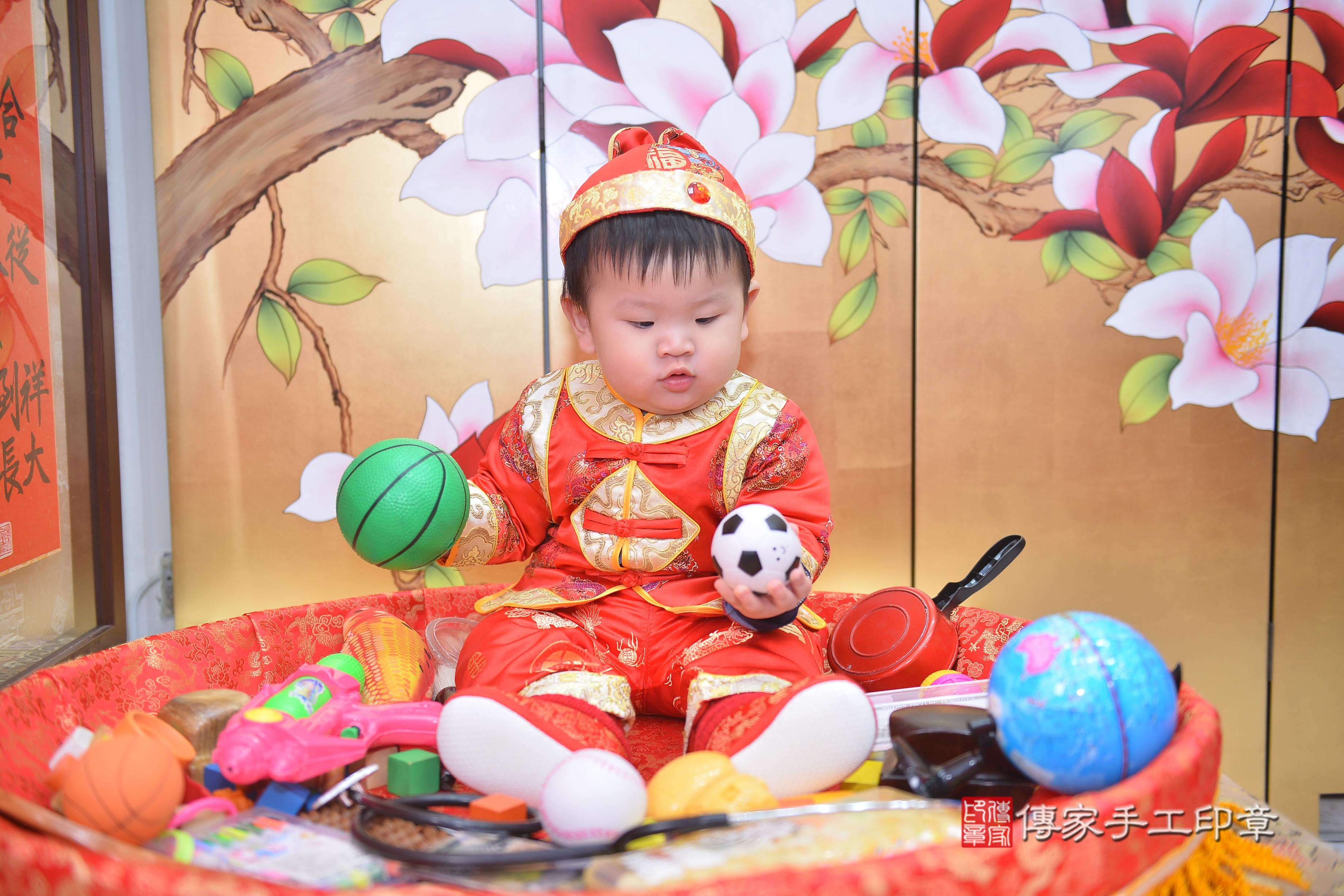 傳家手工印章新竹店、抓周、度脺、中國風會場、傳家嬰兒古禮、吉祥話、抓周道具物品24種、拍照。抓周證書。寶寶抓周、滿周歲、生日快樂、祝福