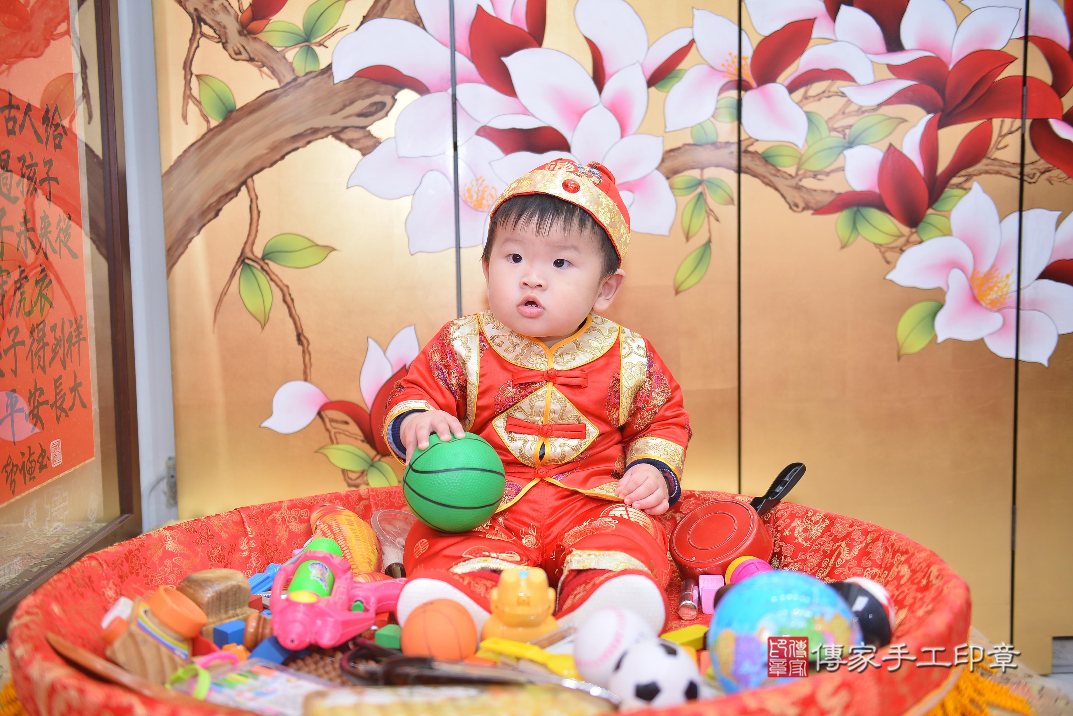 傳家手工印章新竹店、抓周、度脺、中國風會場、傳家嬰兒古禮、吉祥話、抓周道具物品24種、拍照。抓周證書。寶寶抓周、滿周歲、生日快樂、祝福