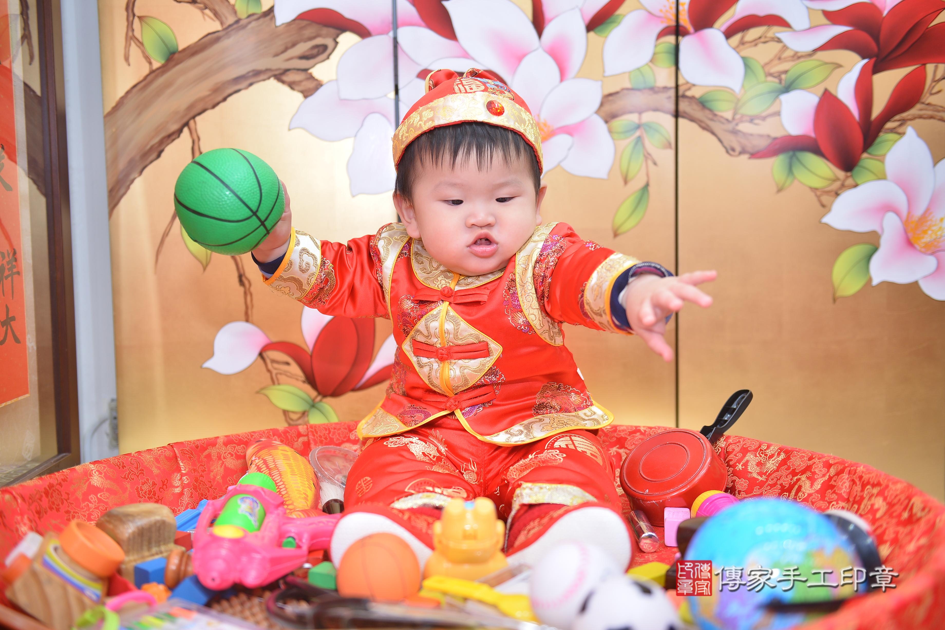 傳家手工印章新竹店、抓周、度脺、中國風會場、傳家嬰兒古禮、吉祥話、抓周道具物品24種、拍照。抓周證書。寶寶抓周、滿周歲、生日快樂、祝福