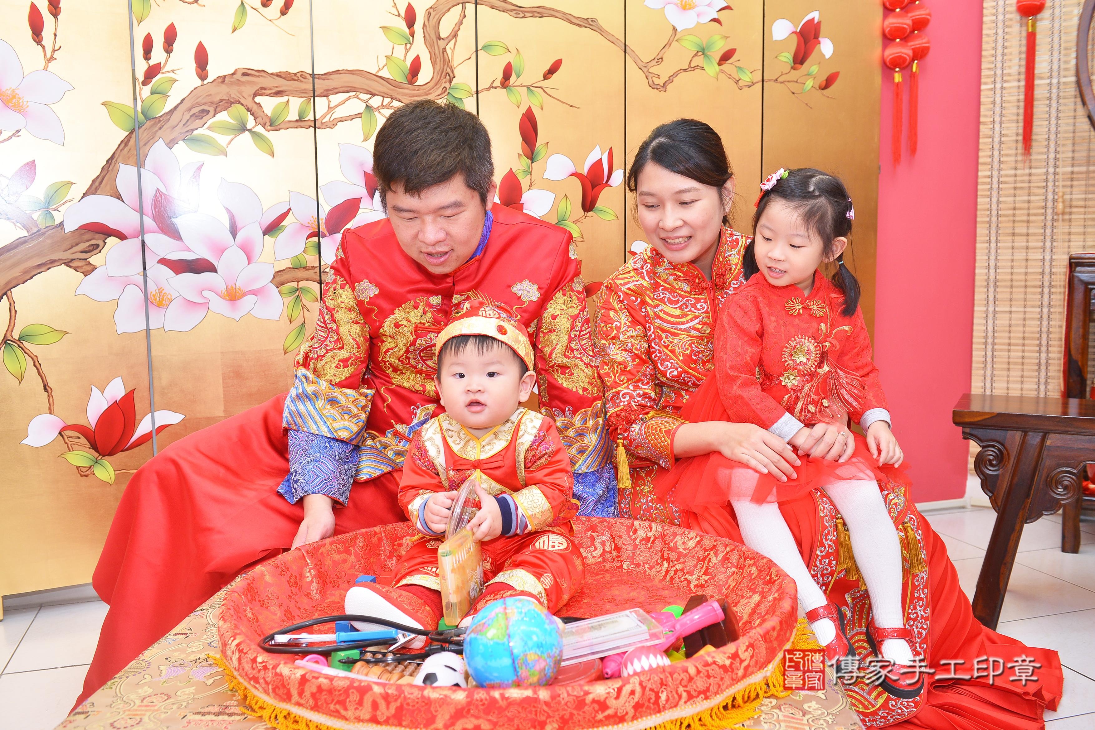 傳家手工印章新竹店、抓周、度脺、中國風會場、傳家嬰兒古禮、吉祥話、抓周道具物品24種、拍照。抓周證書。寶寶抓周、滿周歲、生日快樂、祝福
