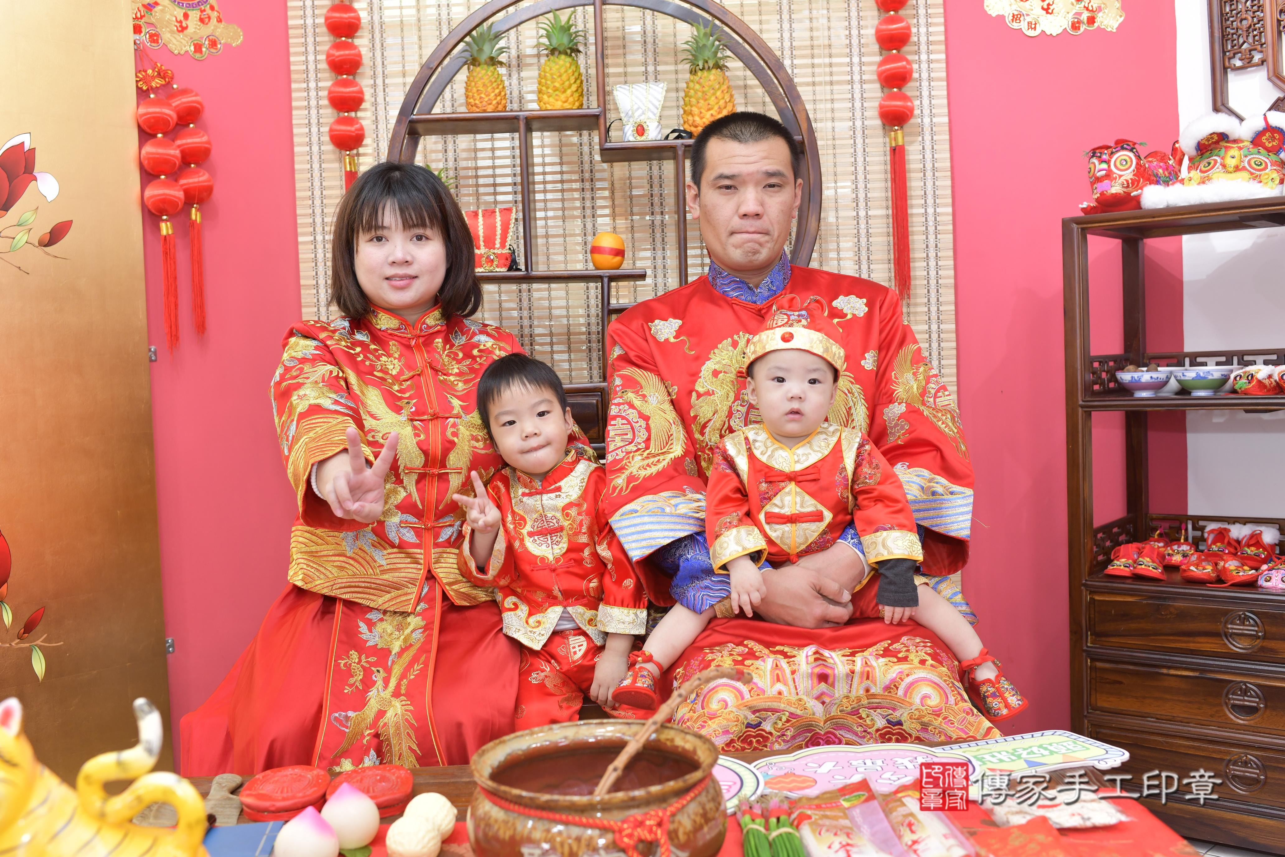 傳家手工印章新竹店、抓周、度脺、中國風會場、傳家嬰兒古禮、吉祥話、抓周道具物品24種、拍照。抓周證書。寶寶抓周、滿周歲、生日快樂、祝福