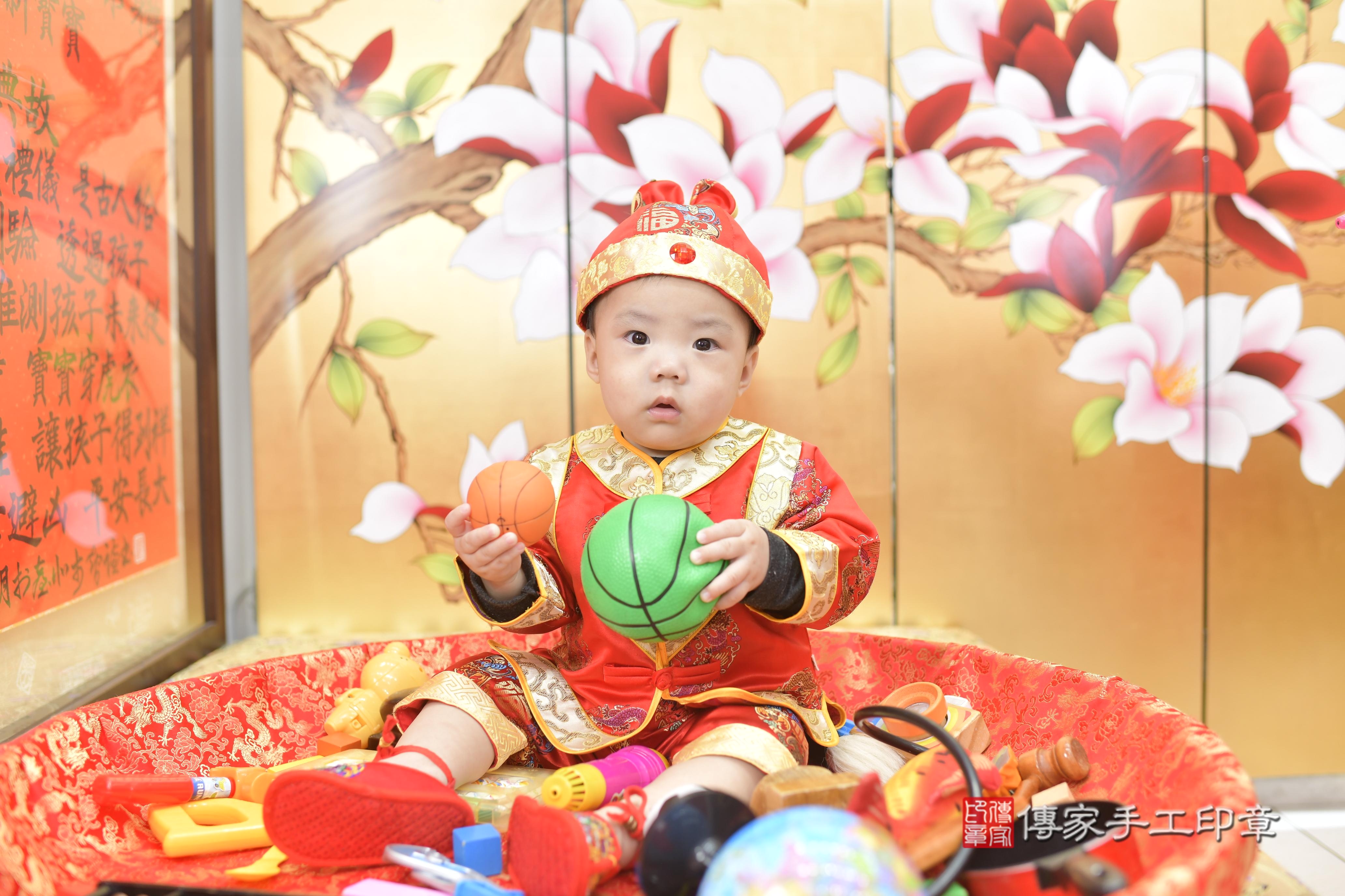 傳家手工印章新竹店、抓周、度脺、中國風會場、傳家嬰兒古禮、吉祥話、抓周道具物品24種、拍照。抓周證書。寶寶抓周、滿周歲、生日快樂、祝福 傳家手工印章新竹店、抓周、度脺、中國風會場、傳家嬰兒古禮、吉祥話、抓周道具物品24種、拍照。抓周證書。寶寶抓周、滿周歲、生日快樂、祝福