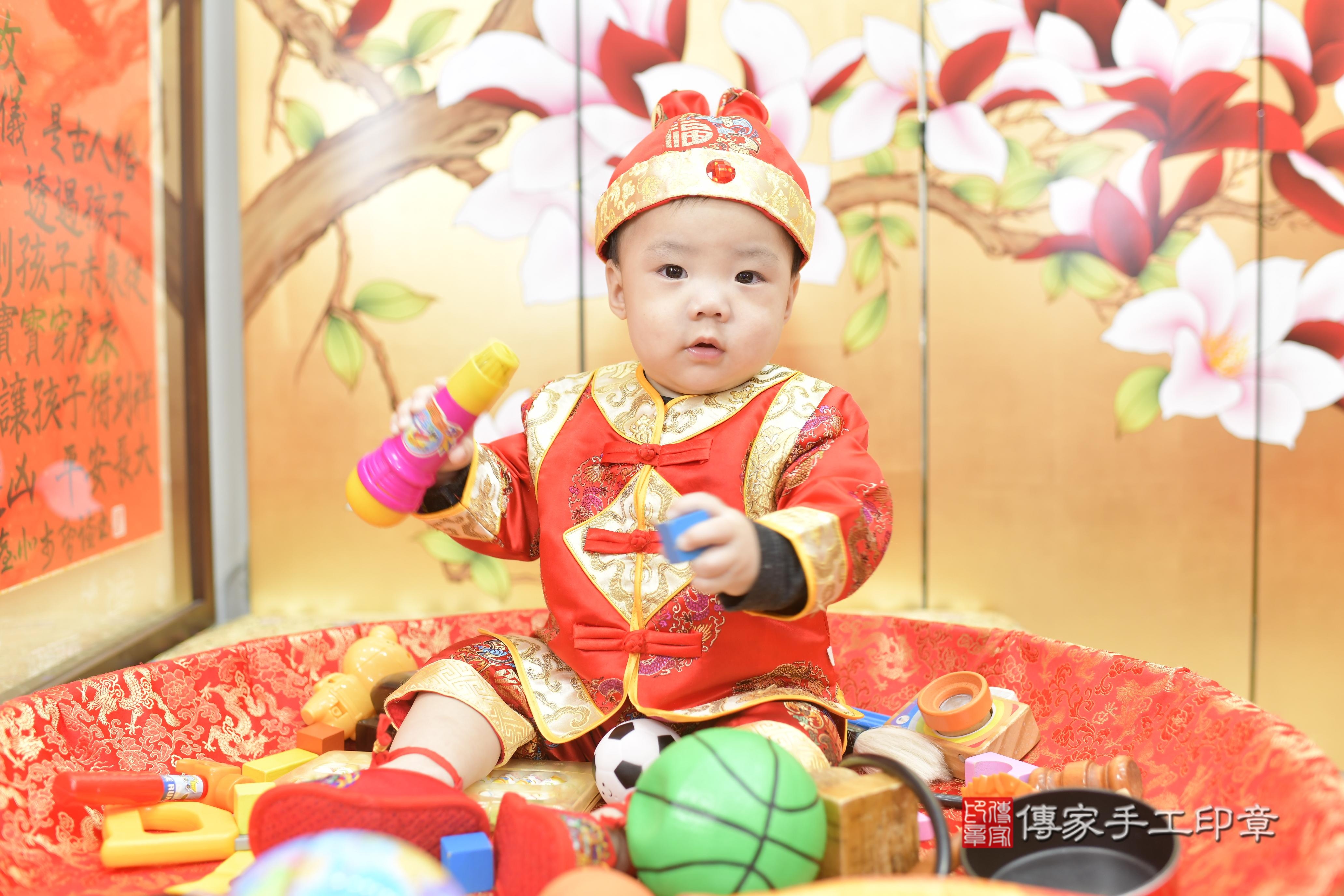 傳家手工印章新竹店、抓周、度脺、中國風會場、傳家嬰兒古禮、吉祥話、抓周道具物品24種、拍照。抓周證書。寶寶抓周、滿周歲、生日快樂、祝福 傳家手工印章新竹店、抓周、度脺、中國風會場、傳家嬰兒古禮、吉祥話、抓周道具物品24種、拍照。抓周證書。寶寶抓周、滿周歲、生日快樂、祝福
