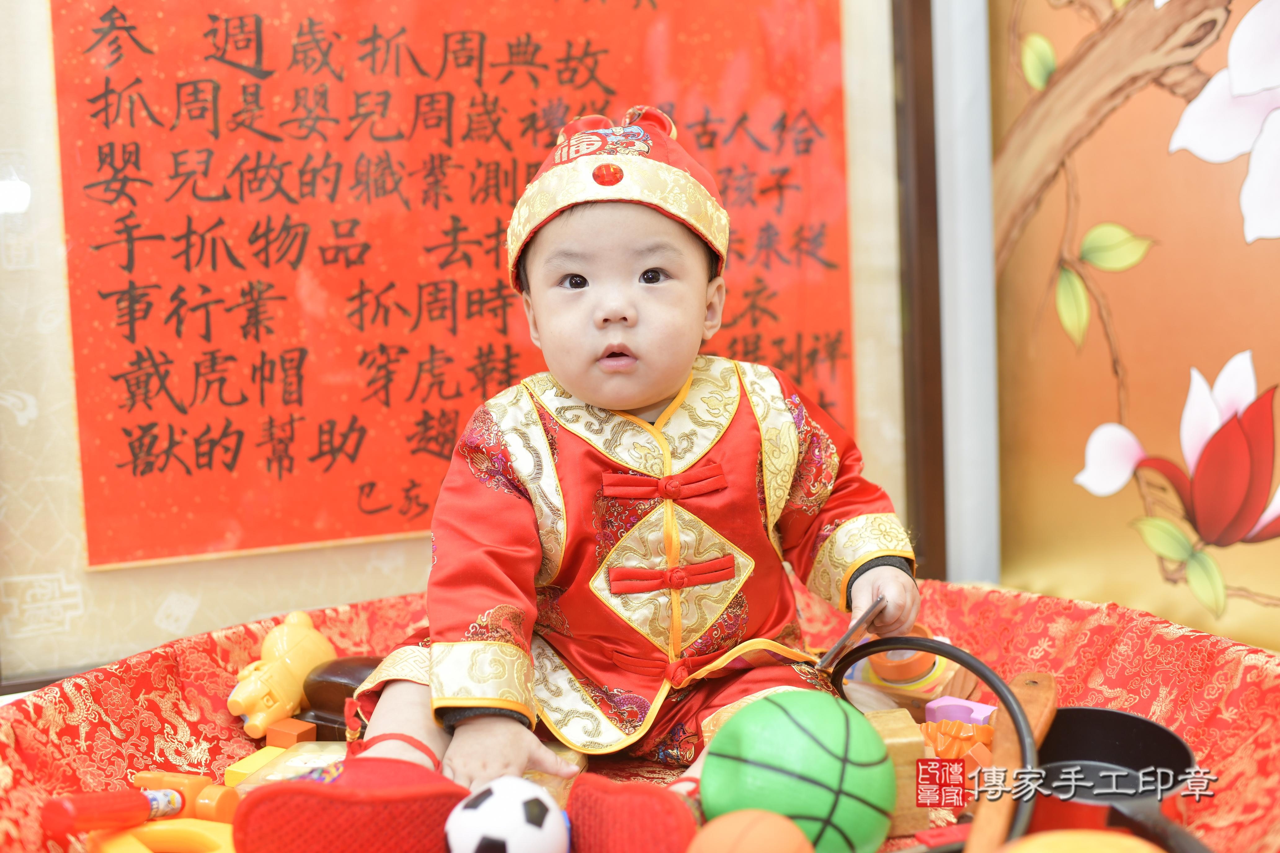 傳家手工印章新竹店、抓周、度脺、中國風會場、傳家嬰兒古禮、吉祥話、抓周道具物品24種、拍照。抓周證書。寶寶抓周、滿周歲、生日快樂、祝福 傳家手工印章新竹店、抓周、度脺、中國風會場、傳家嬰兒古禮、吉祥話、抓周道具物品24種、拍照。抓周證書。寶寶抓周、滿周歲、生日快樂、祝福