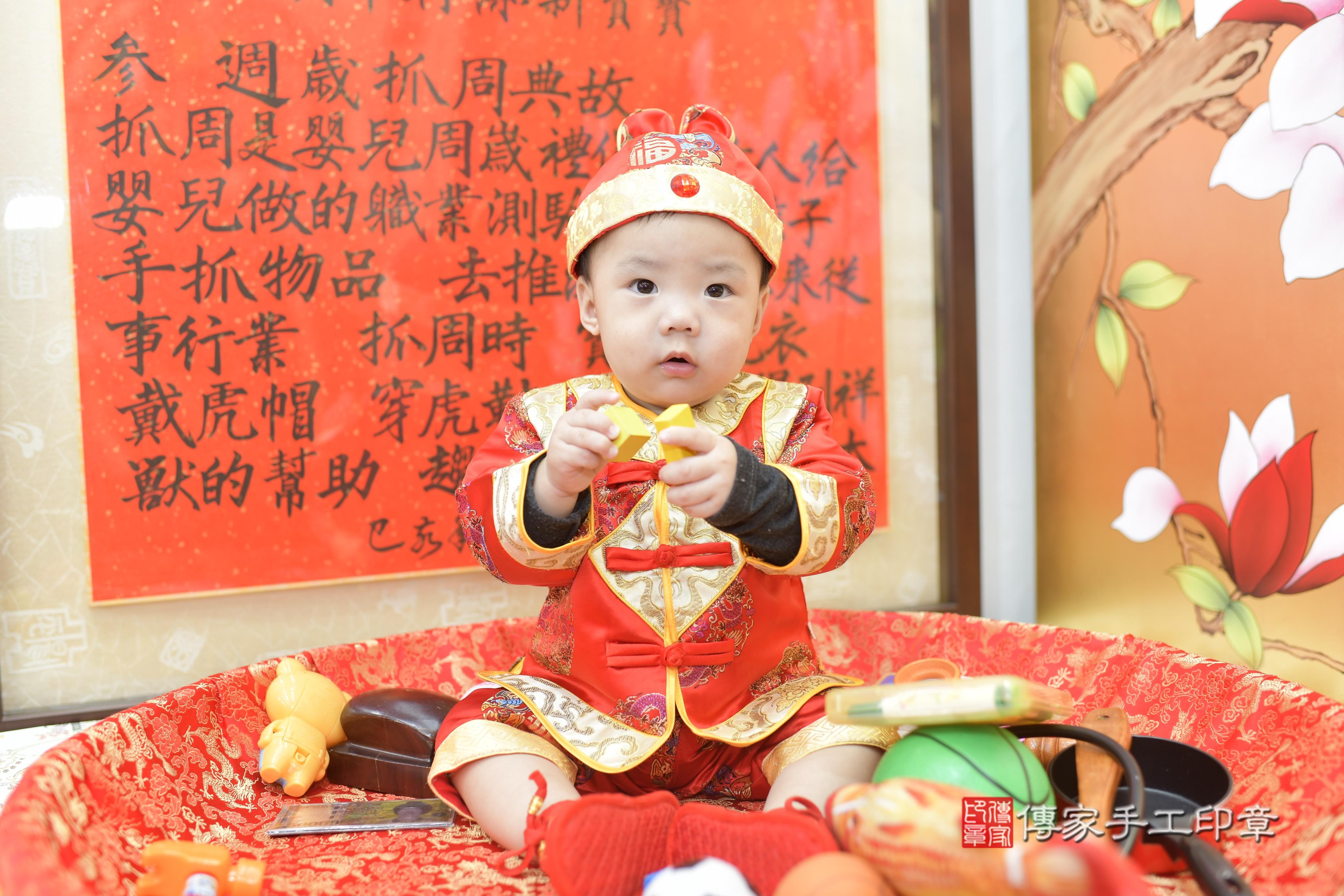 傳家手工印章新竹店、抓周、度脺、中國風會場、傳家嬰兒古禮、吉祥話、抓周道具物品24種、拍照。抓周證書。寶寶抓周、滿周歲、生日快樂、祝福 傳家手工印章新竹店、抓周、度脺、中國風會場、傳家嬰兒古禮、吉祥話、抓周道具物品24種、拍照。抓周證書。寶寶抓周、滿周歲、生日快樂、祝福