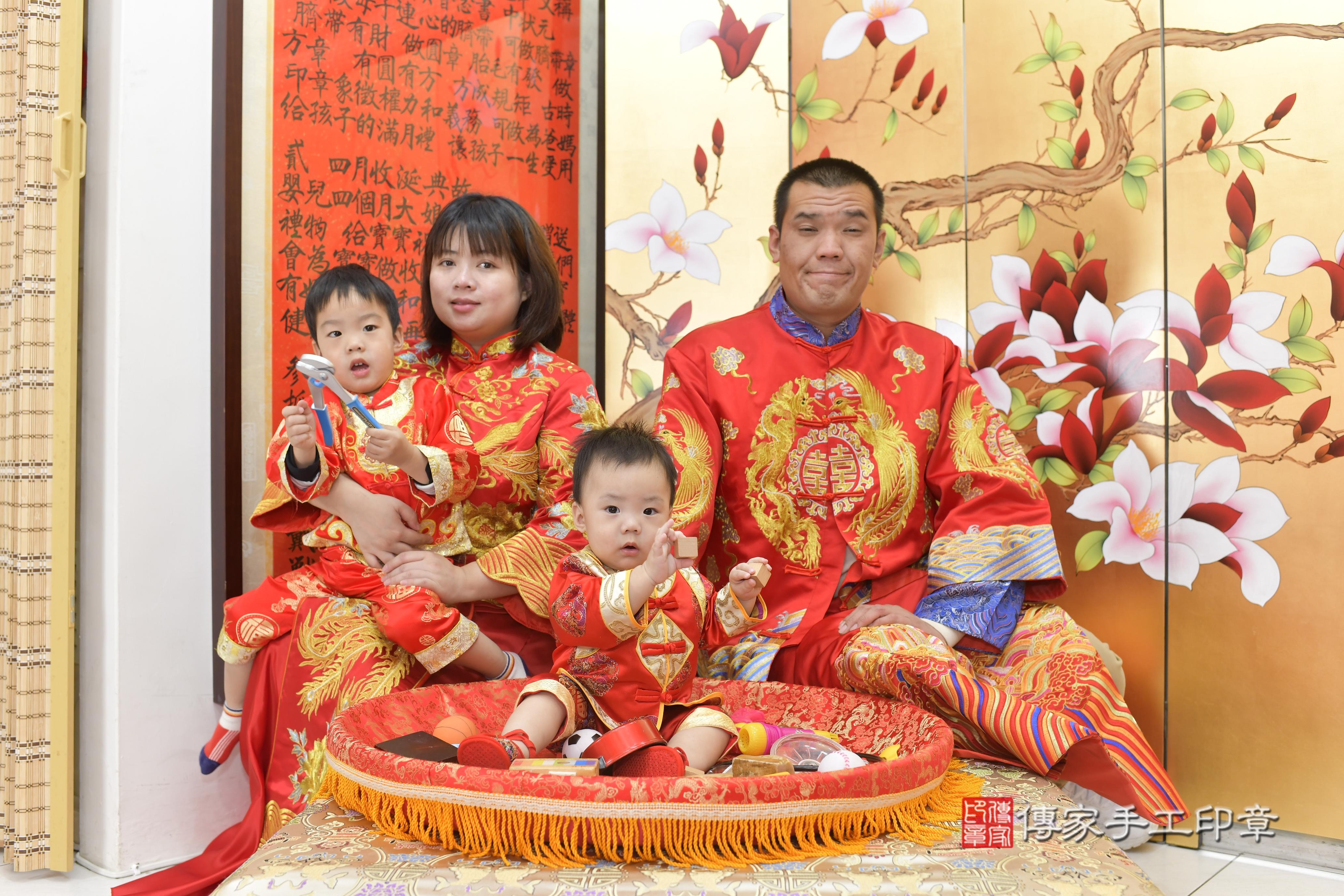 傳家手工印章新竹店、抓周、度脺、中國風會場、傳家嬰兒古禮、吉祥話、抓周道具物品24種、拍照。抓周證書。寶寶抓周、滿周歲、生日快樂、祝福 傳家手工印章新竹店、抓周、度脺、中國風會場、傳家嬰兒古禮、吉祥話、抓周道具物品24種、拍照。抓周證書。寶寶抓周、滿周歲、生日快樂、祝福