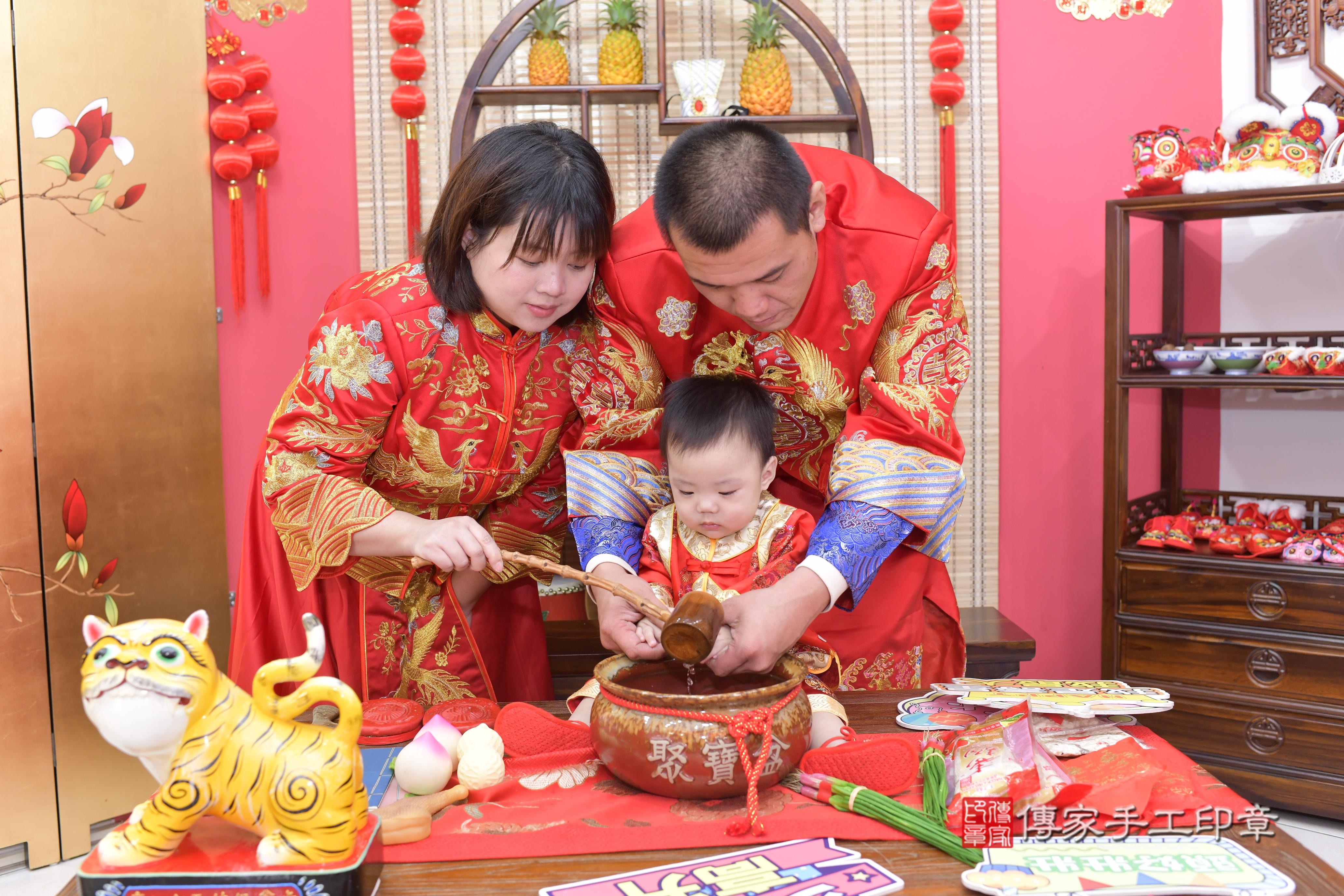 傳家手工印章新竹店、抓周、度脺、中國風會場、傳家嬰兒古禮、吉祥話、抓周道具物品24種、拍照。抓周證書。寶寶抓周、滿周歲、生日快樂、祝福 傳家手工印章新竹店、抓周、度脺、中國風會場、傳家嬰兒古禮、吉祥話、抓周道具物品24種、拍照。抓周證書。寶寶抓周、滿周歲、生日快樂、祝福
