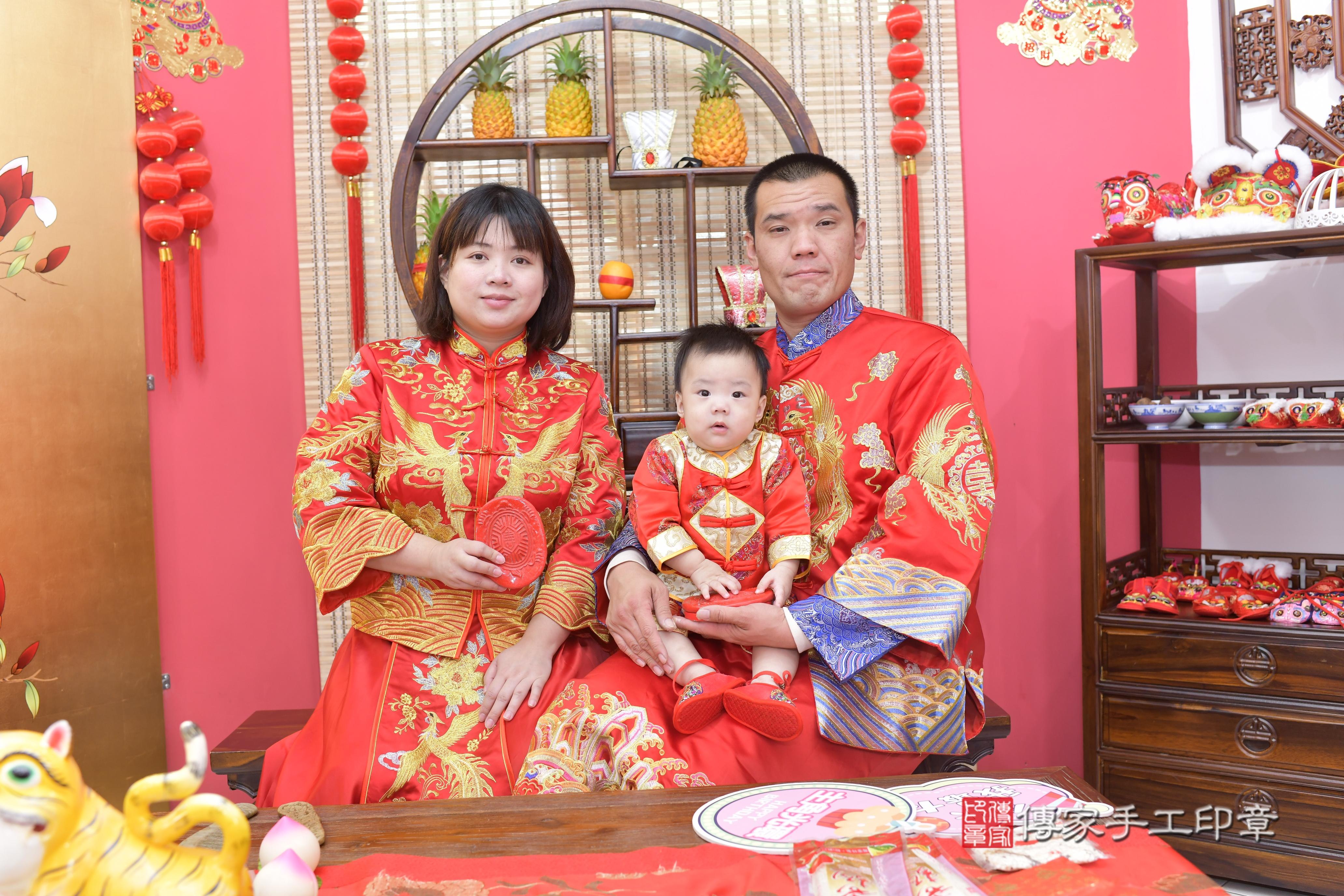 傳家手工印章新竹店、抓周、度脺、中國風會場、傳家嬰兒古禮、吉祥話、抓周道具物品24種、拍照。抓周證書。寶寶抓周、滿周歲、生日快樂、祝福 傳家手工印章新竹店、抓周、度脺、中國風會場、傳家嬰兒古禮、吉祥話、抓周道具物品24種、拍照。抓周證書。寶寶抓周、滿周歲、生日快樂、祝福