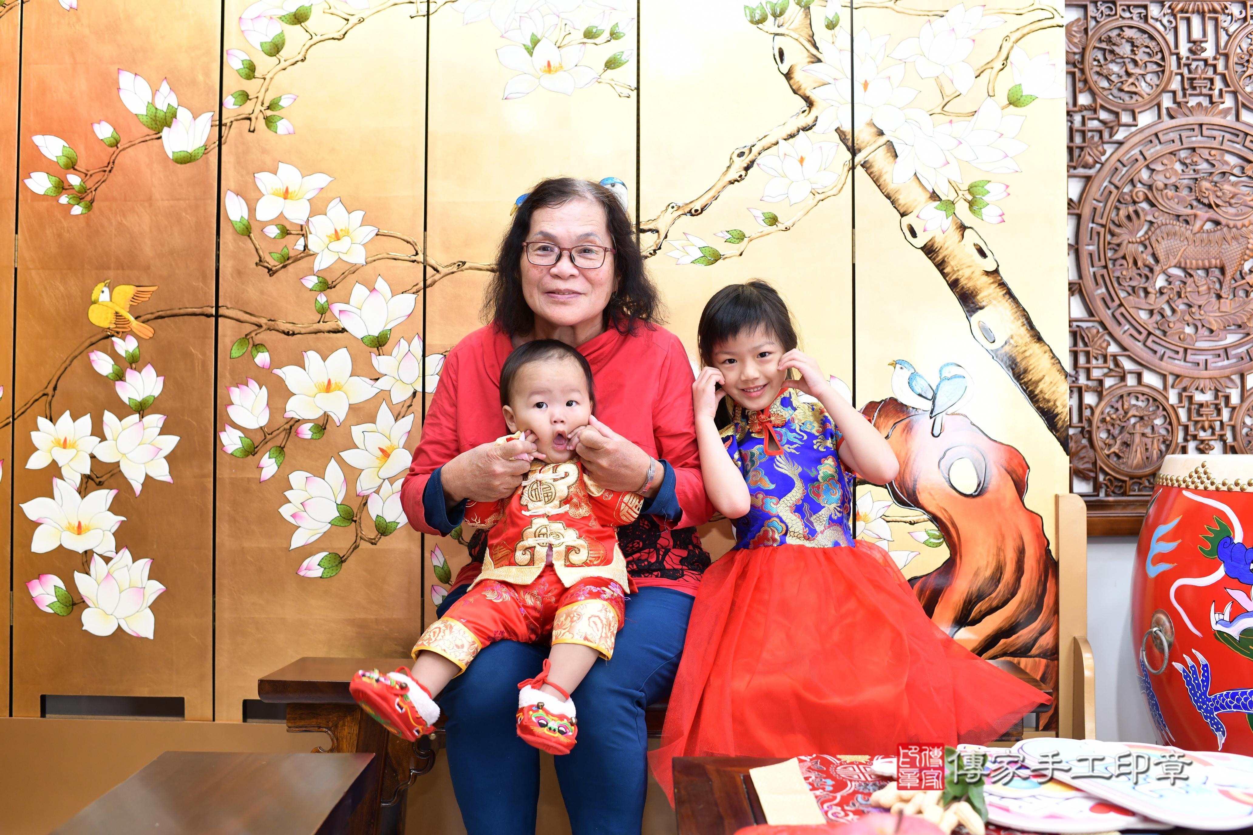 傳家手工印章台南店、抓周、度脺、中國風會場、傳家嬰兒古禮、吉祥話、抓周道具物品24種、拍照。抓周證書。寶寶抓周、滿周歲、生日快樂、祝福 傳家手工印章台南店、抓周、度脺、中國風會場、傳家嬰兒古禮、吉祥話、抓周道具物品24種、拍照。抓周證書。寶寶抓周、滿周歲、生日快樂、祝福