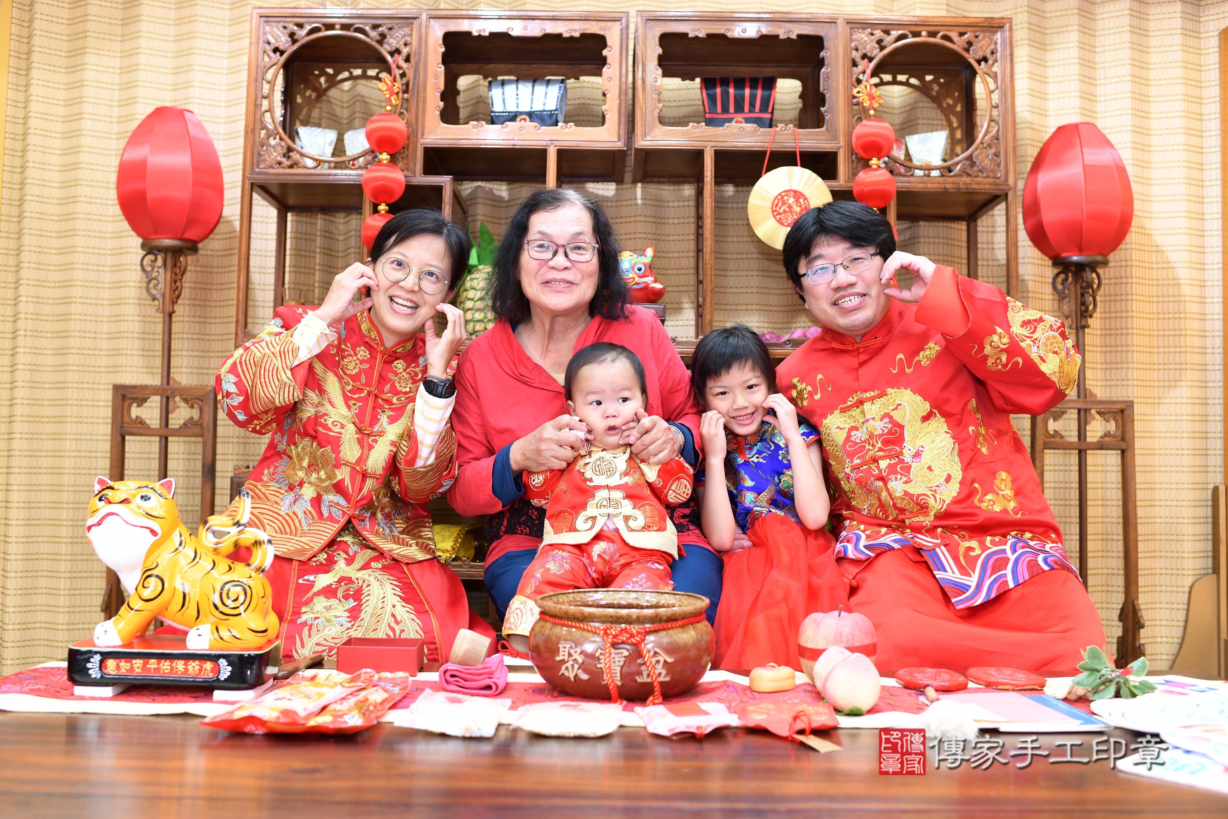 傳家手工印章台南店、抓周、度脺、中國風會場、傳家嬰兒古禮、吉祥話、抓周道具物品24種、拍照。抓周證書。寶寶抓周、滿周歲、生日快樂、祝福 傳家手工印章台南店、抓周、度脺、中國風會場、傳家嬰兒古禮、吉祥話、抓周道具物品24種、拍照。抓周證書。寶寶抓周、滿周歲、生日快樂、祝福