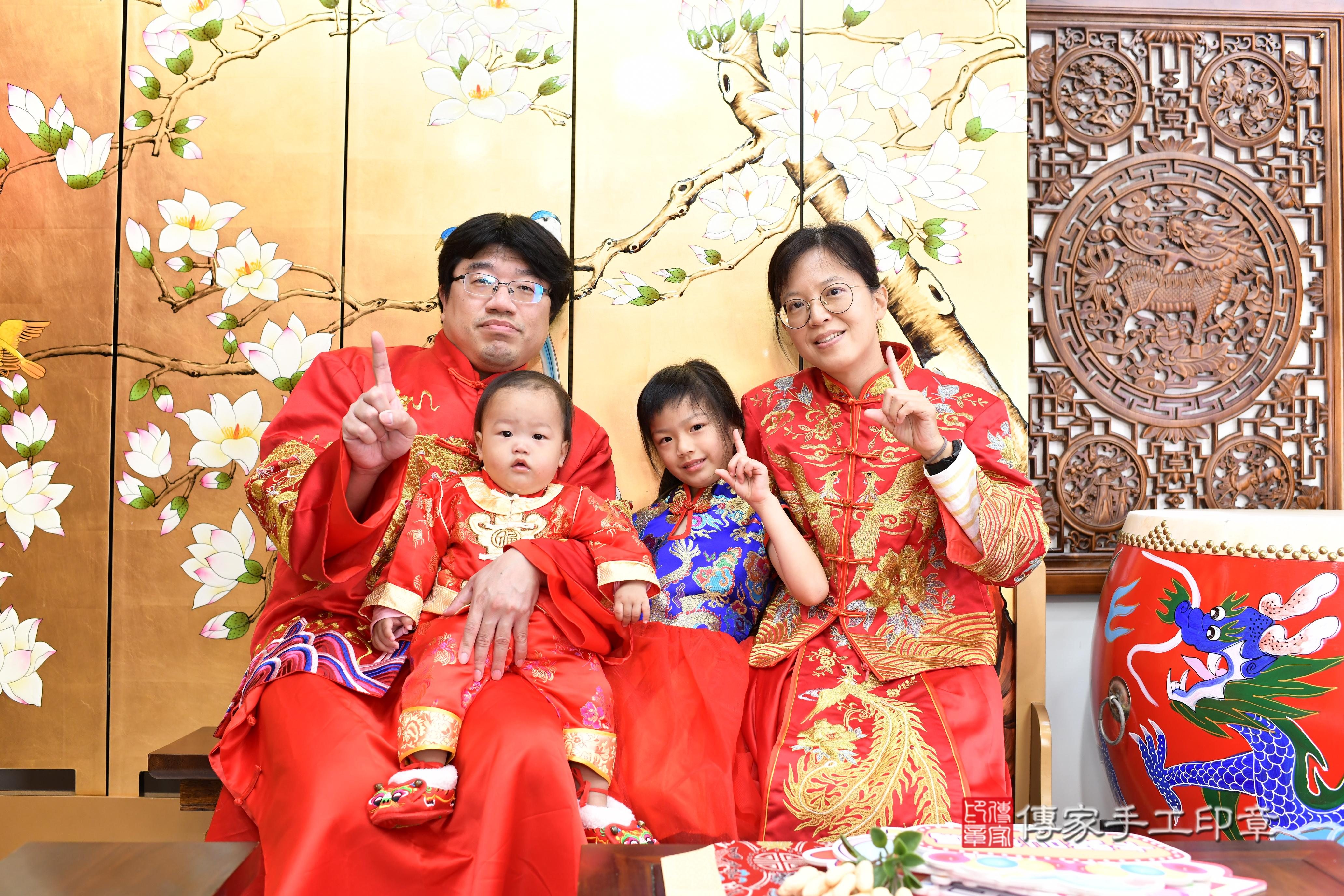 傳家手工印章台南店、抓周、度脺、中國風會場、傳家嬰兒古禮、吉祥話、抓周道具物品24種、拍照。抓周證書。寶寶抓周、滿周歲、生日快樂、祝福 傳家手工印章台南店、抓周、度脺、中國風會場、傳家嬰兒古禮、吉祥話、抓周道具物品24種、拍照。抓周證書。寶寶抓周、滿周歲、生日快樂、祝福