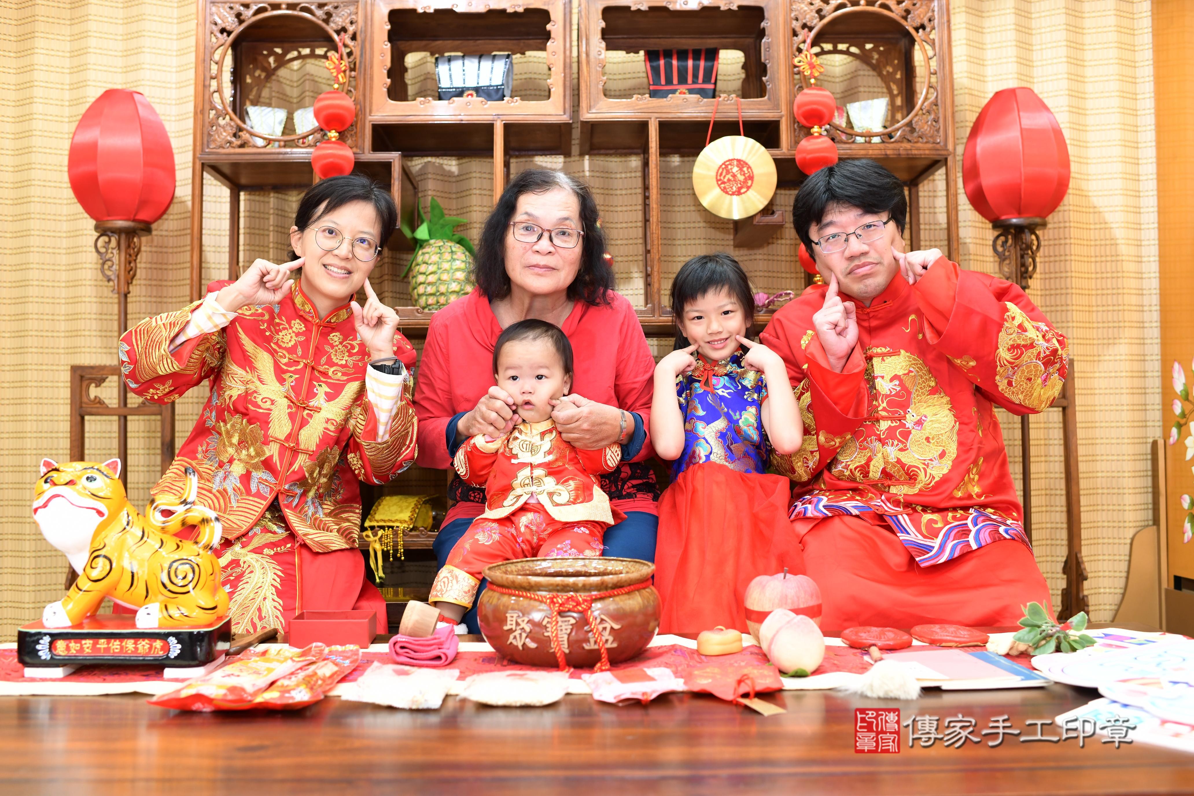 傳家手工印章台南店、抓周、度脺、中國風會場、傳家嬰兒古禮、吉祥話、抓周道具物品24種、拍照。抓周證書。寶寶抓周、滿周歲、生日快樂、祝福 傳家手工印章台南店、抓周、度脺、中國風會場、傳家嬰兒古禮、吉祥話、抓周道具物品24種、拍照。抓周證書。寶寶抓周、滿周歲、生日快樂、祝福