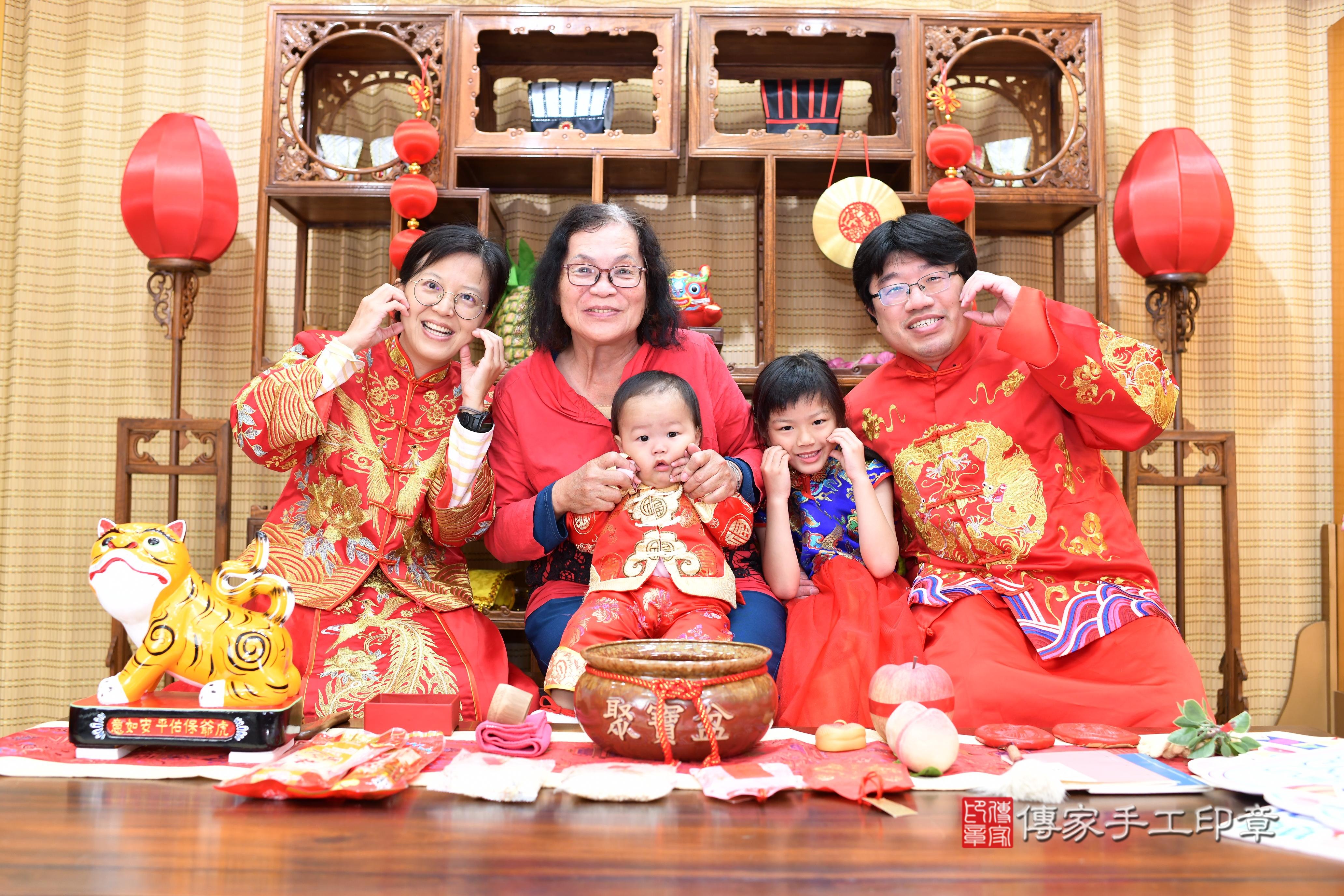 傳家手工印章台南店、抓周、度脺、中國風會場、傳家嬰兒古禮、吉祥話、抓周道具物品24種、拍照。抓周證書。寶寶抓周、滿周歲、生日快樂、祝福 傳家手工印章台南店、抓周、度脺、中國風會場、傳家嬰兒古禮、吉祥話、抓周道具物品24種、拍照。抓周證書。寶寶抓周、滿周歲、生日快樂、祝福