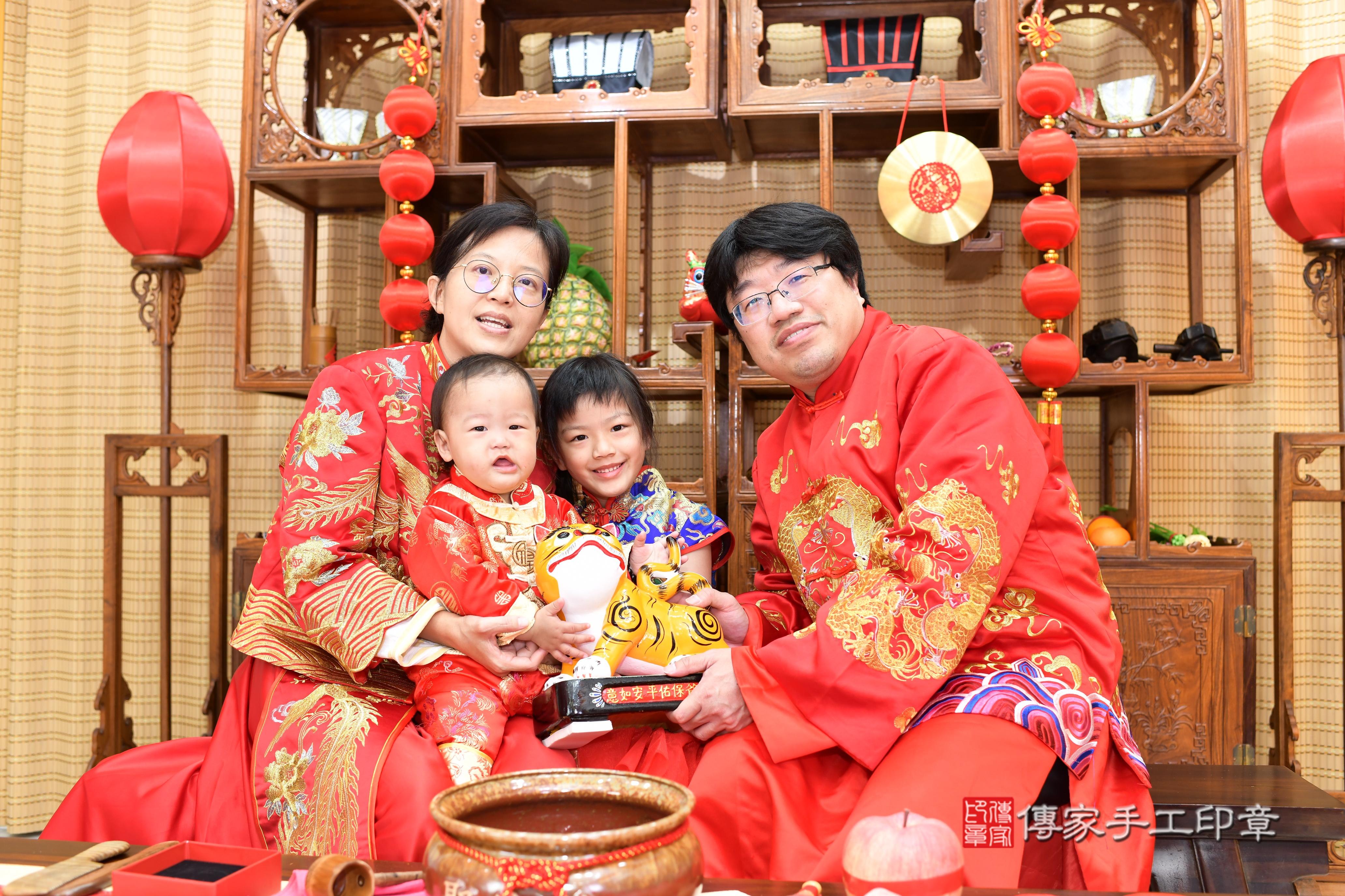 傳家手工印章台南店、抓周、度脺、中國風會場、傳家嬰兒古禮、吉祥話、抓周道具物品24種、拍照。抓周證書。寶寶抓周、滿周歲、生日快樂、祝福 傳家手工印章台南店、抓周、度脺、中國風會場、傳家嬰兒古禮、吉祥話、抓周道具物品24種、拍照。抓周證書。寶寶抓周、滿周歲、生日快樂、祝福