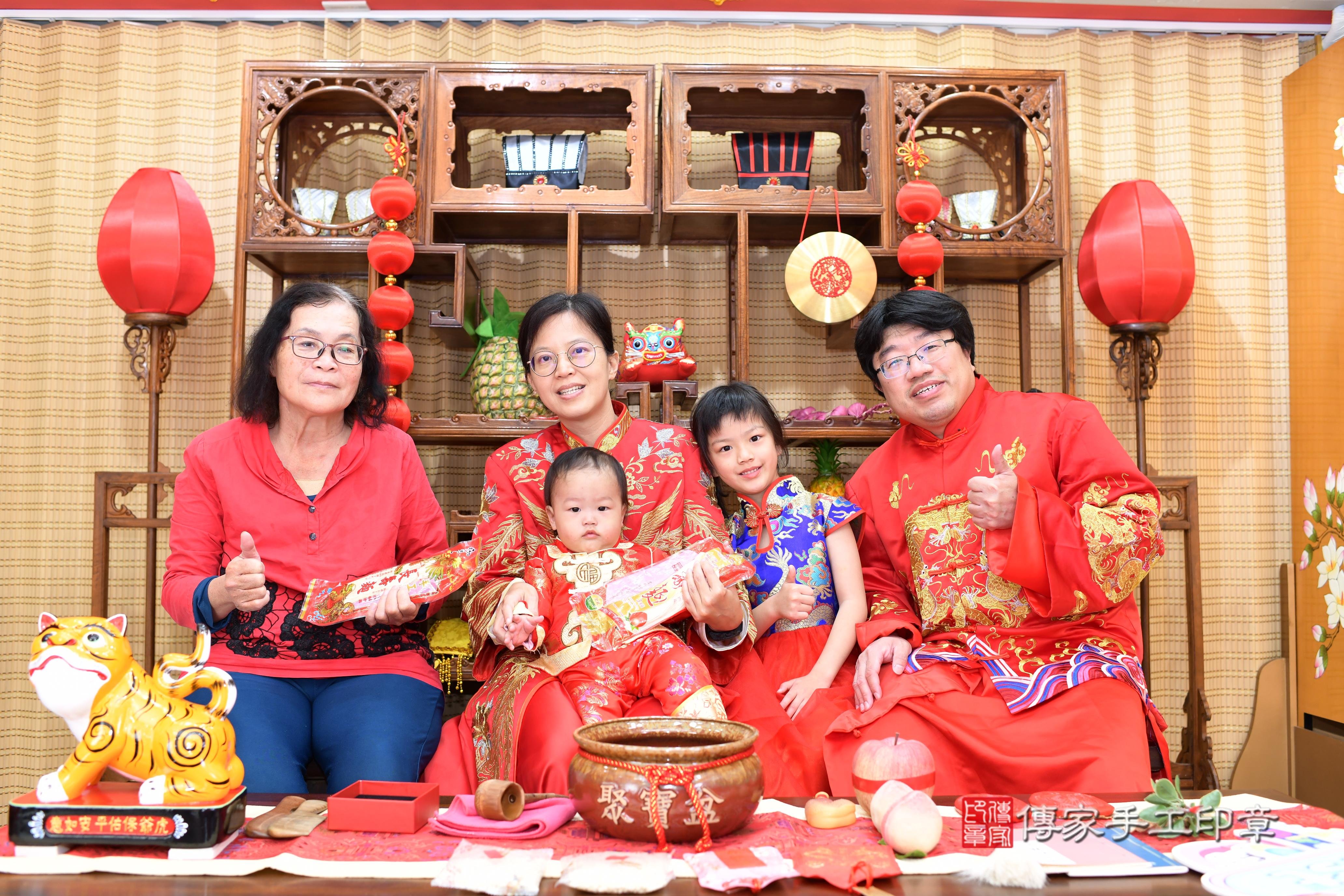 傳家手工印章台南店、抓周、度脺、中國風會場、傳家嬰兒古禮、吉祥話、抓周道具物品24種、拍照。抓周證書。寶寶抓周、滿周歲、生日快樂、祝福 傳家手工印章台南店、抓周、度脺、中國風會場、傳家嬰兒古禮、吉祥話、抓周道具物品24種、拍照。抓周證書。寶寶抓周、滿周歲、生日快樂、祝福