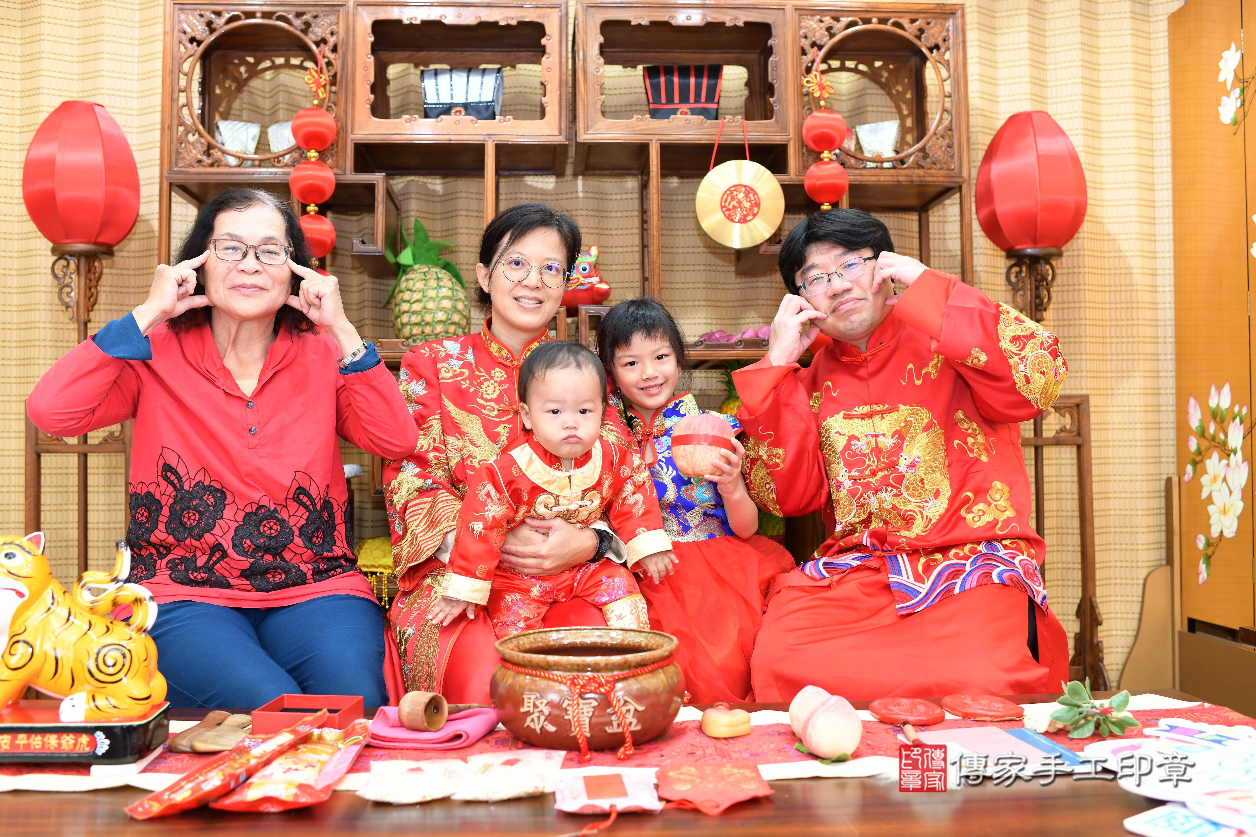 傳家手工印章台南店、抓周、度脺、中國風會場、傳家嬰兒古禮、吉祥話、抓周道具物品24種、拍照。抓周證書。寶寶抓周、滿周歲、生日快樂、祝福 傳家手工印章台南店、抓周、度脺、中國風會場、傳家嬰兒古禮、吉祥話、抓周道具物品24種、拍照。抓周證書。寶寶抓周、滿周歲、生日快樂、祝福