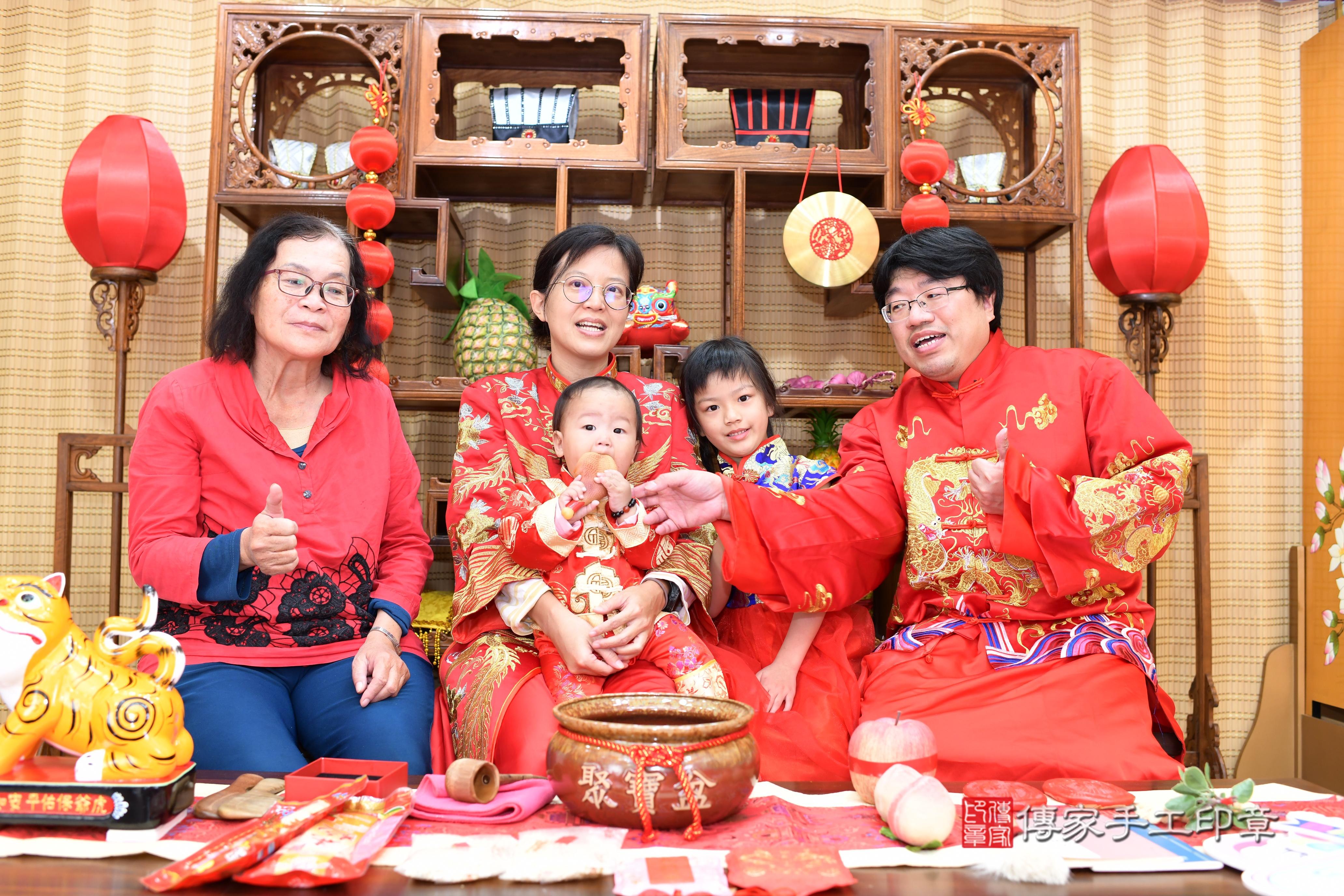 傳家手工印章台南店、抓周、度脺、中國風會場、傳家嬰兒古禮、吉祥話、抓周道具物品24種、拍照。抓周證書。寶寶抓周、滿周歲、生日快樂、祝福 傳家手工印章台南店、抓周、度脺、中國風會場、傳家嬰兒古禮、吉祥話、抓周道具物品24種、拍照。抓周證書。寶寶抓周、滿周歲、生日快樂、祝福