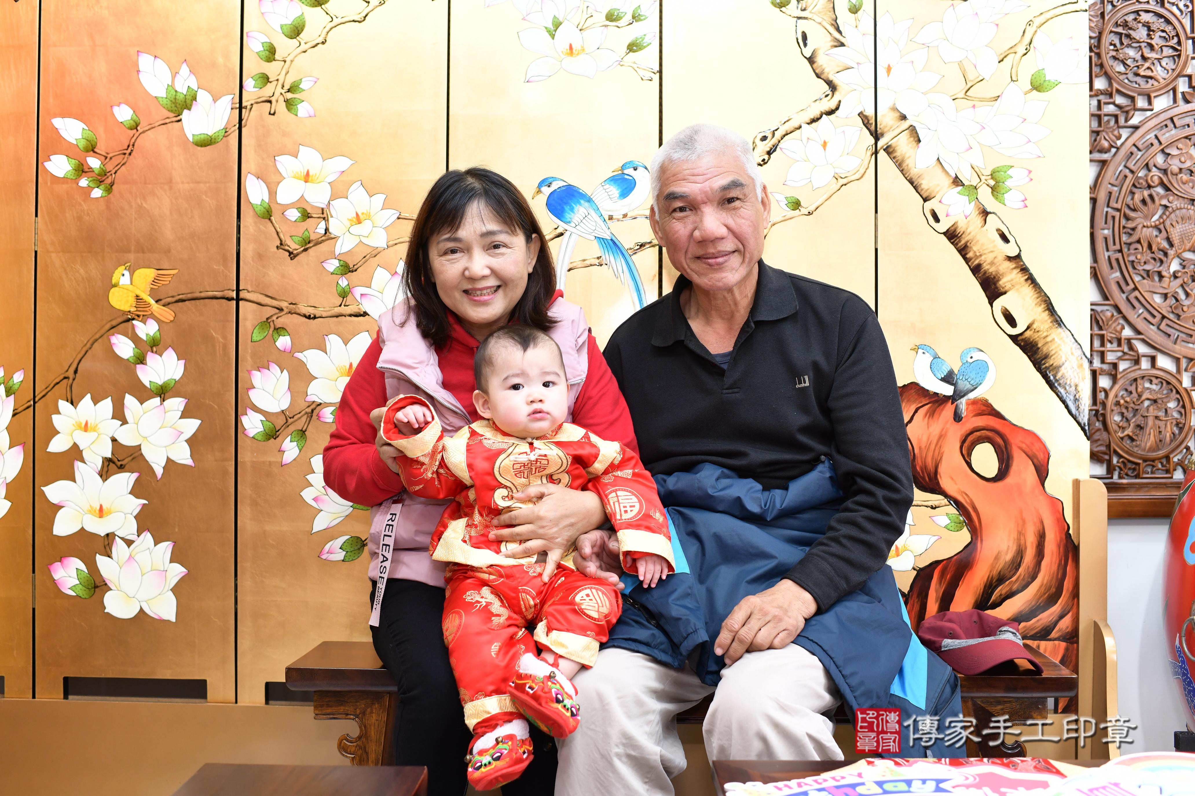 傳家手工印章台南店、抓周、度脺、中國風會場、傳家嬰兒古禮、吉祥話、抓周道具物品24種、拍照。抓周證書。寶寶抓周、滿周歲、生日快樂、祝福 傳家手工印章台南店、抓周、度脺、中國風會場、傳家嬰兒古禮、吉祥話、抓周道具物品24種、拍照。抓周證書。寶寶抓周、滿周歲、生日快樂、祝福