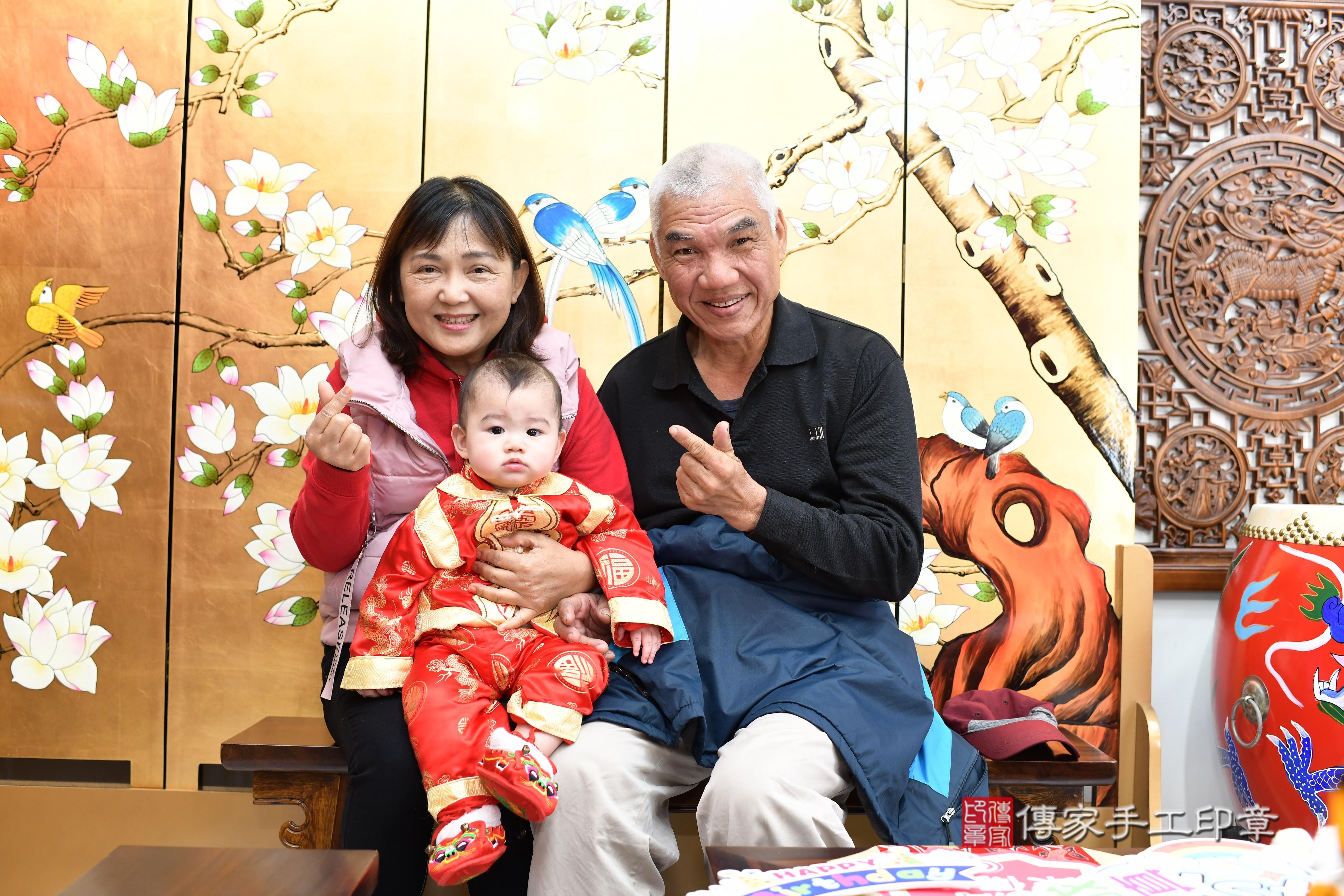 傳家手工印章台南店、抓周、度脺、中國風會場、傳家嬰兒古禮、吉祥話、抓周道具物品24種、拍照。抓周證書。寶寶抓周、滿周歲、生日快樂、祝福 傳家手工印章台南店、抓周、度脺、中國風會場、傳家嬰兒古禮、吉祥話、抓周道具物品24種、拍照。抓周證書。寶寶抓周、滿周歲、生日快樂、祝福