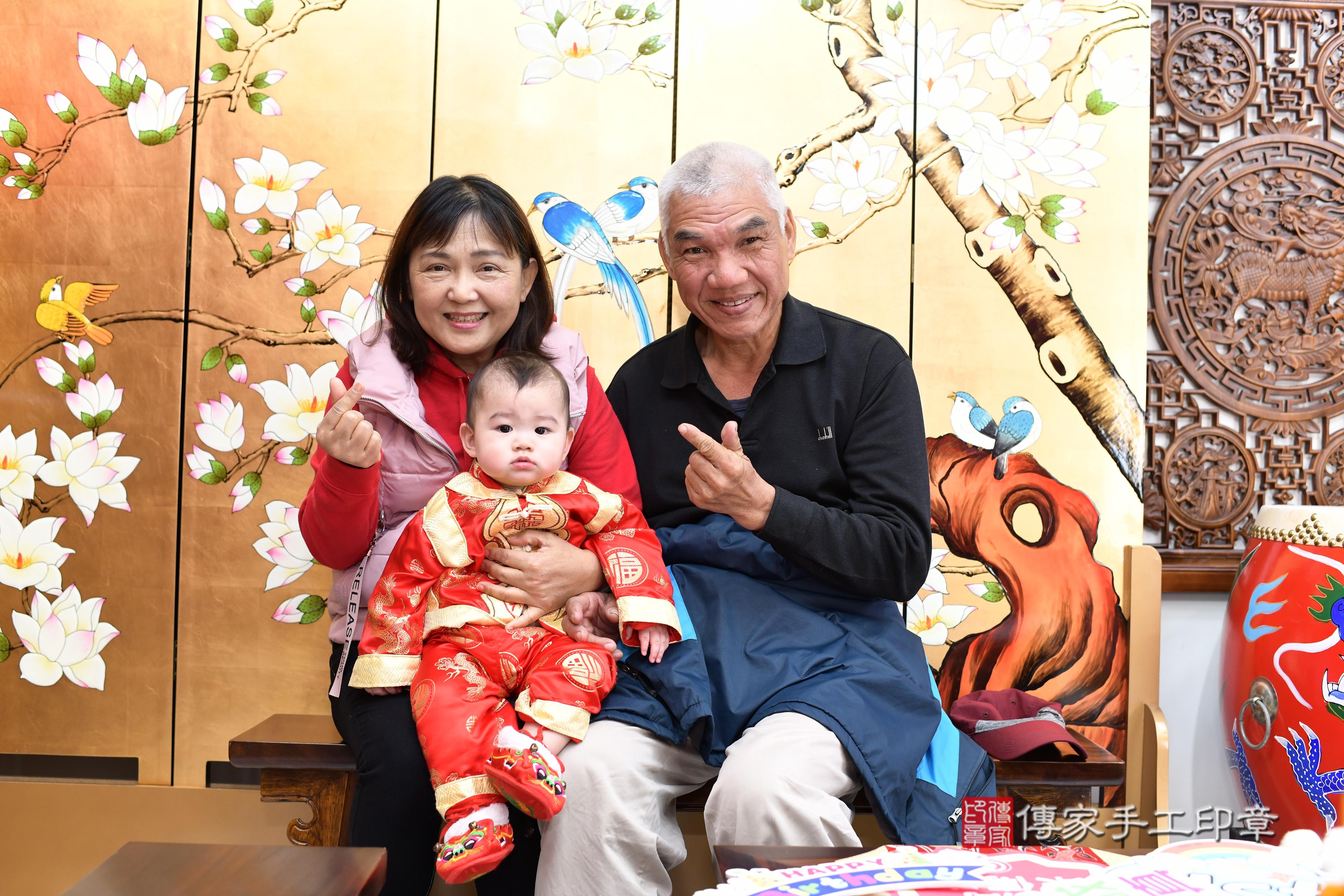 傳家手工印章台南店、抓周、度脺、中國風會場、傳家嬰兒古禮、吉祥話、抓周道具物品24種、拍照。抓周證書。寶寶抓周、滿周歲、生日快樂、祝福 傳家手工印章台南店、抓周、度脺、中國風會場、傳家嬰兒古禮、吉祥話、抓周道具物品24種、拍照。抓周證書。寶寶抓周、滿周歲、生日快樂、祝福